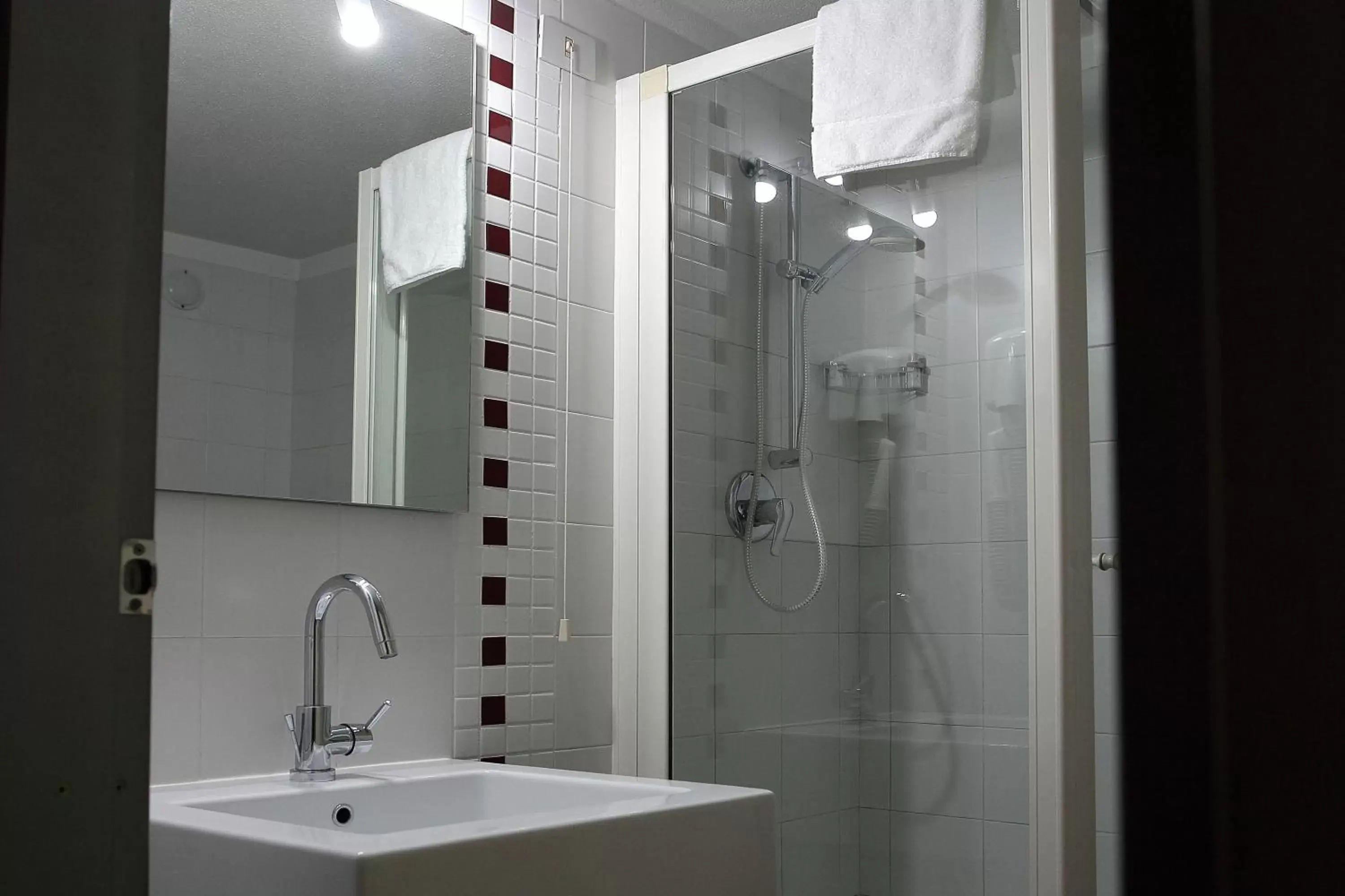 Shower, Bathroom in Ibis Styles Palermo Cristal