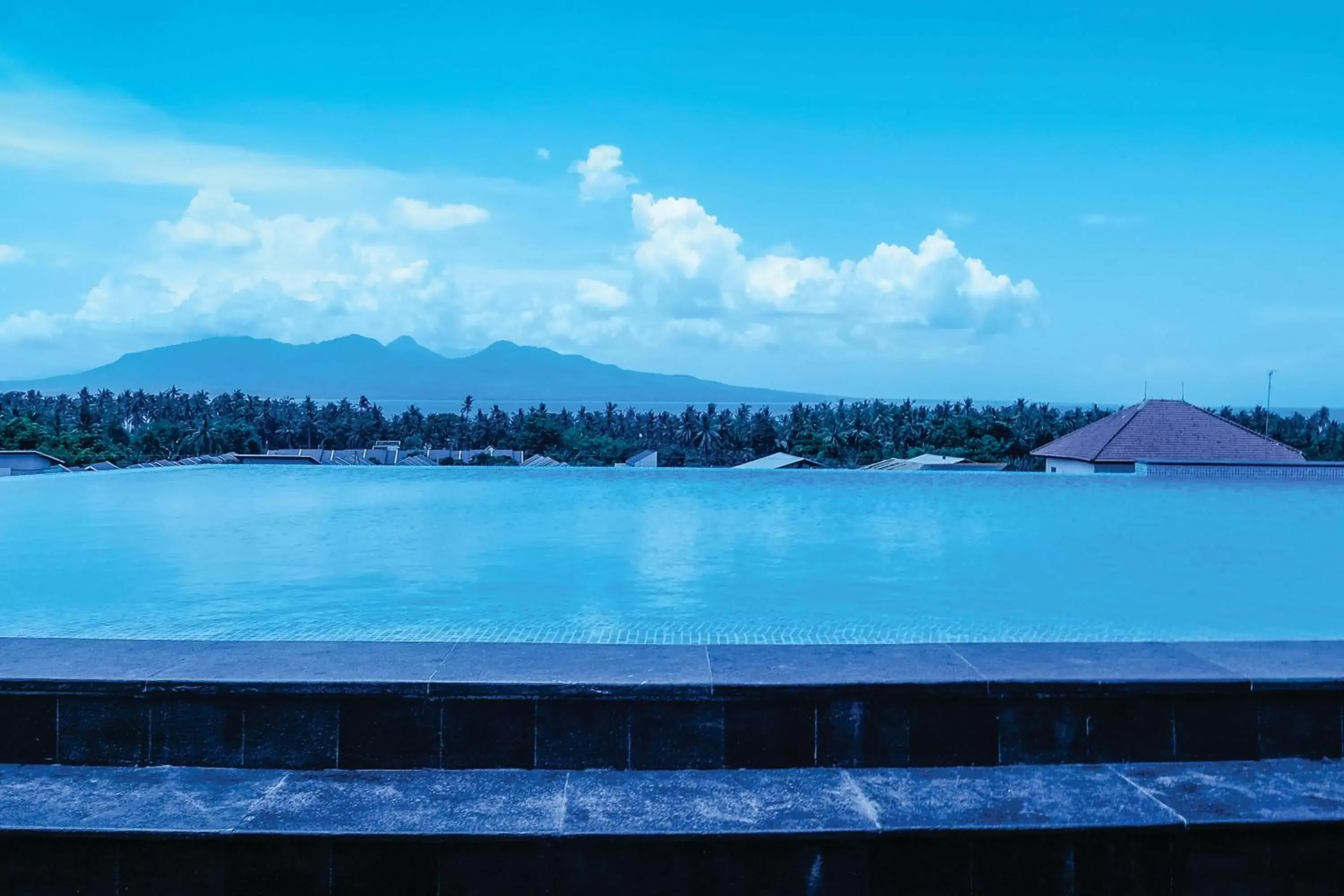 Swimming pool in ILLIRA Hotel Banyuwangi Swimming pool in ILLIRA Hotel Banyuwangi
