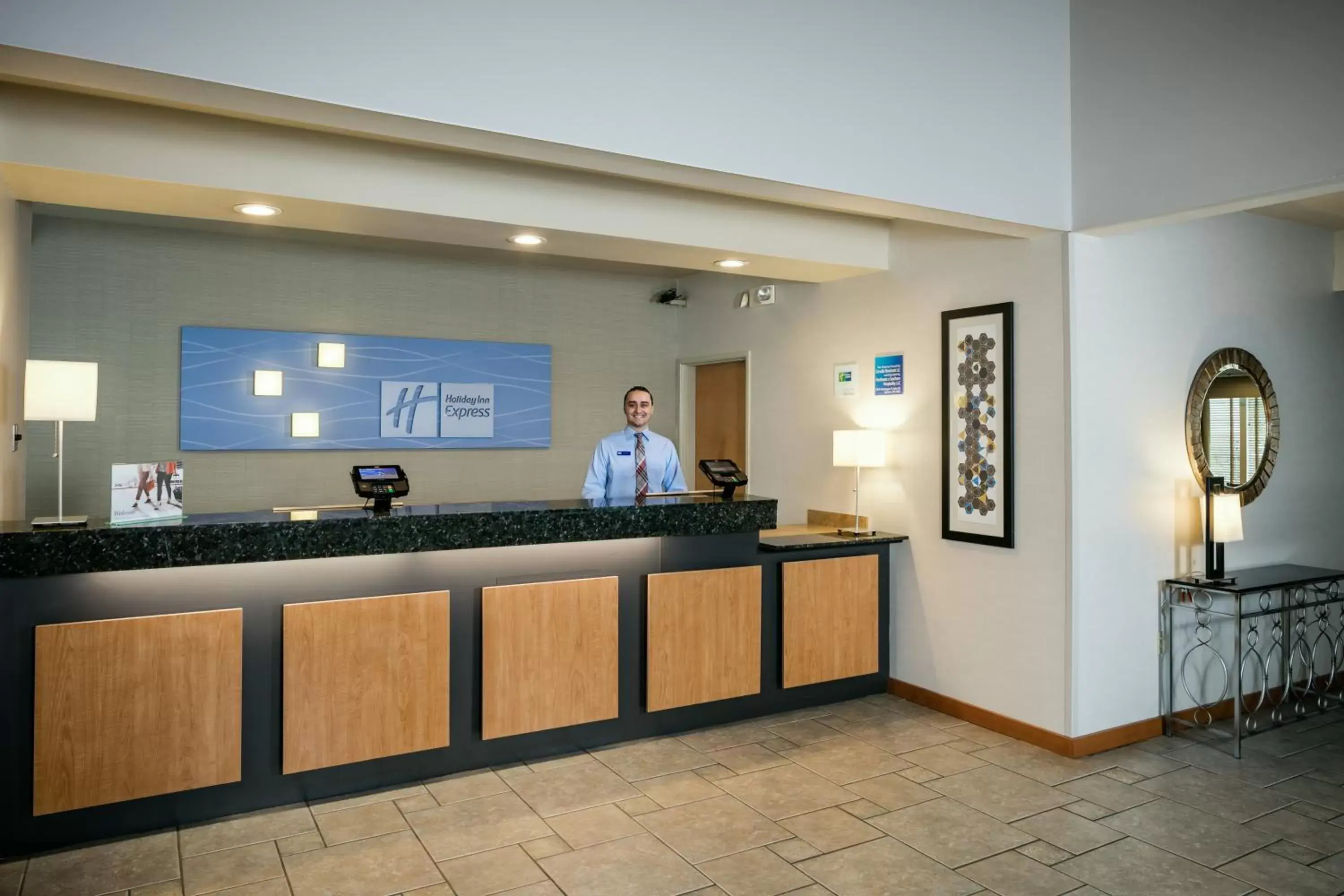 Property building, Lobby/Reception in Holiday Inn Express Corvallis-On the River, an IHG Hotel