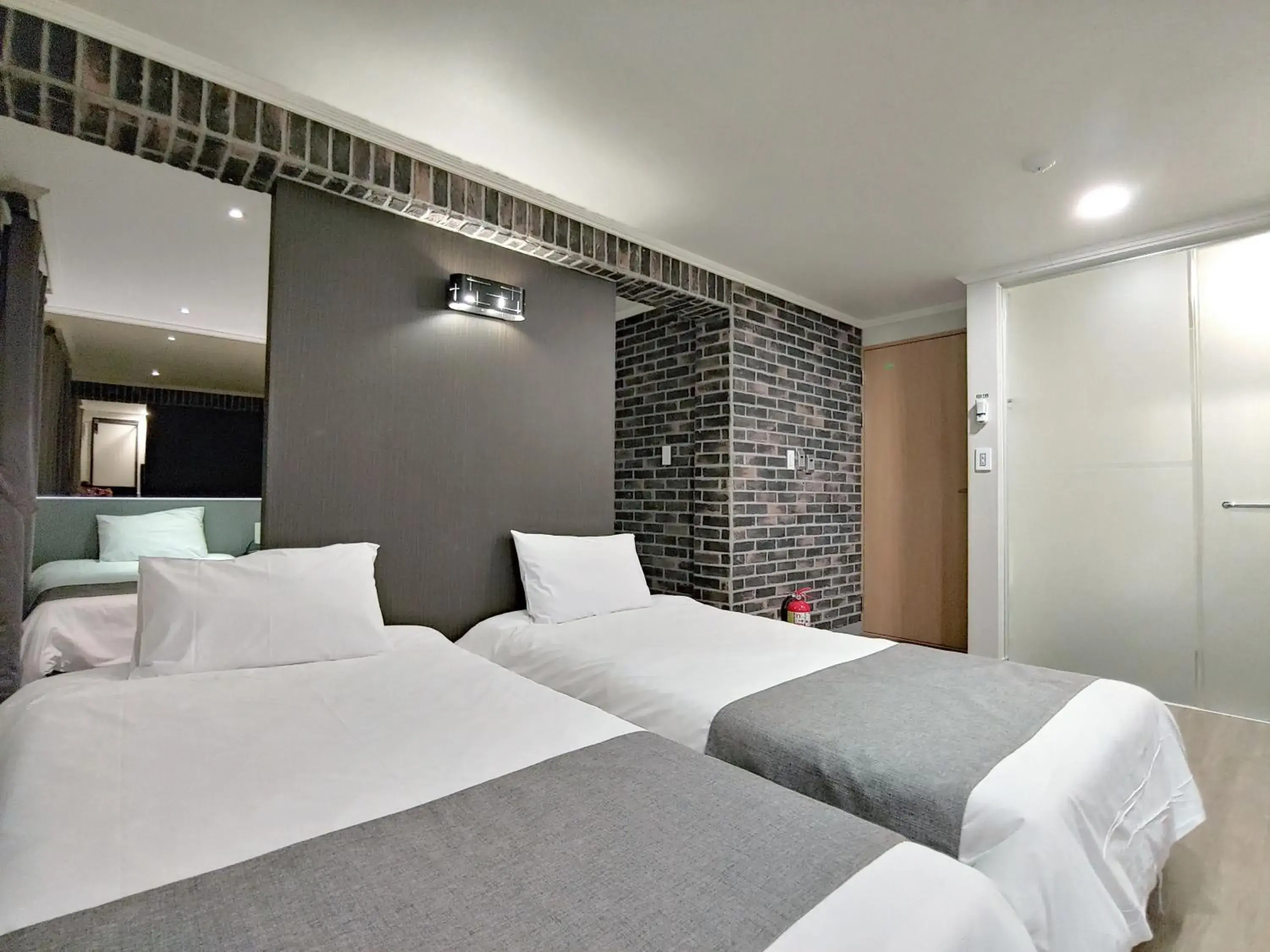 Superior Quadruple Room in Hotel Tong Yeondong Jeju Superior Quadruple Room in Hotel Tong Yeondong Jeju