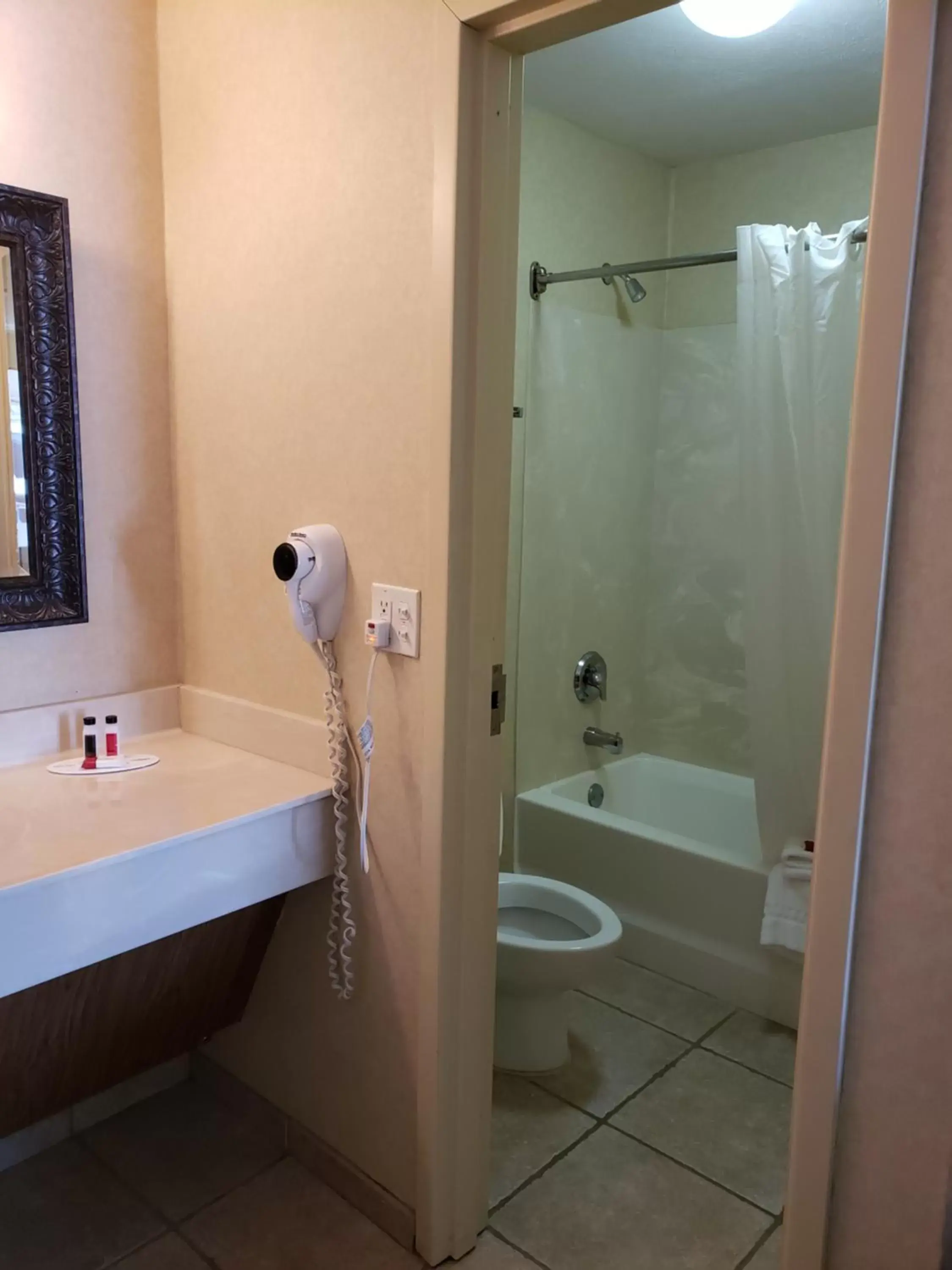 Queen Room with Two Queen Beds - Non-Smoking in Suburban Studios Branson On The Strip Queen Room with Two Queen Beds - Non-Smoking in Suburban Studios Branson On The Strip