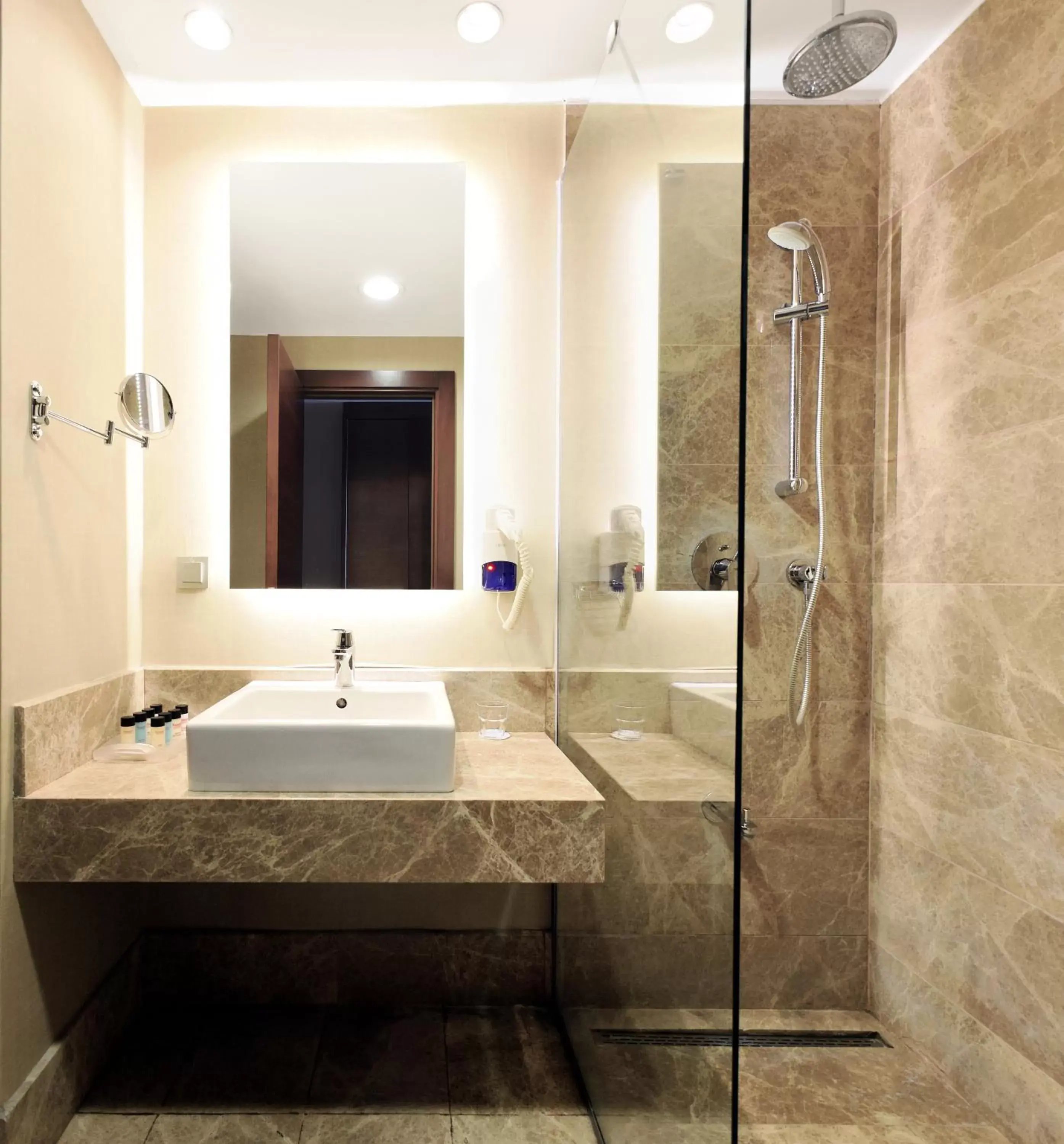 Triple Room with Bathroom in Ramada Plaza Altin Kayisi Hotel Triple Room with Bathroom in Ramada Plaza Altin Kayisi Hotel