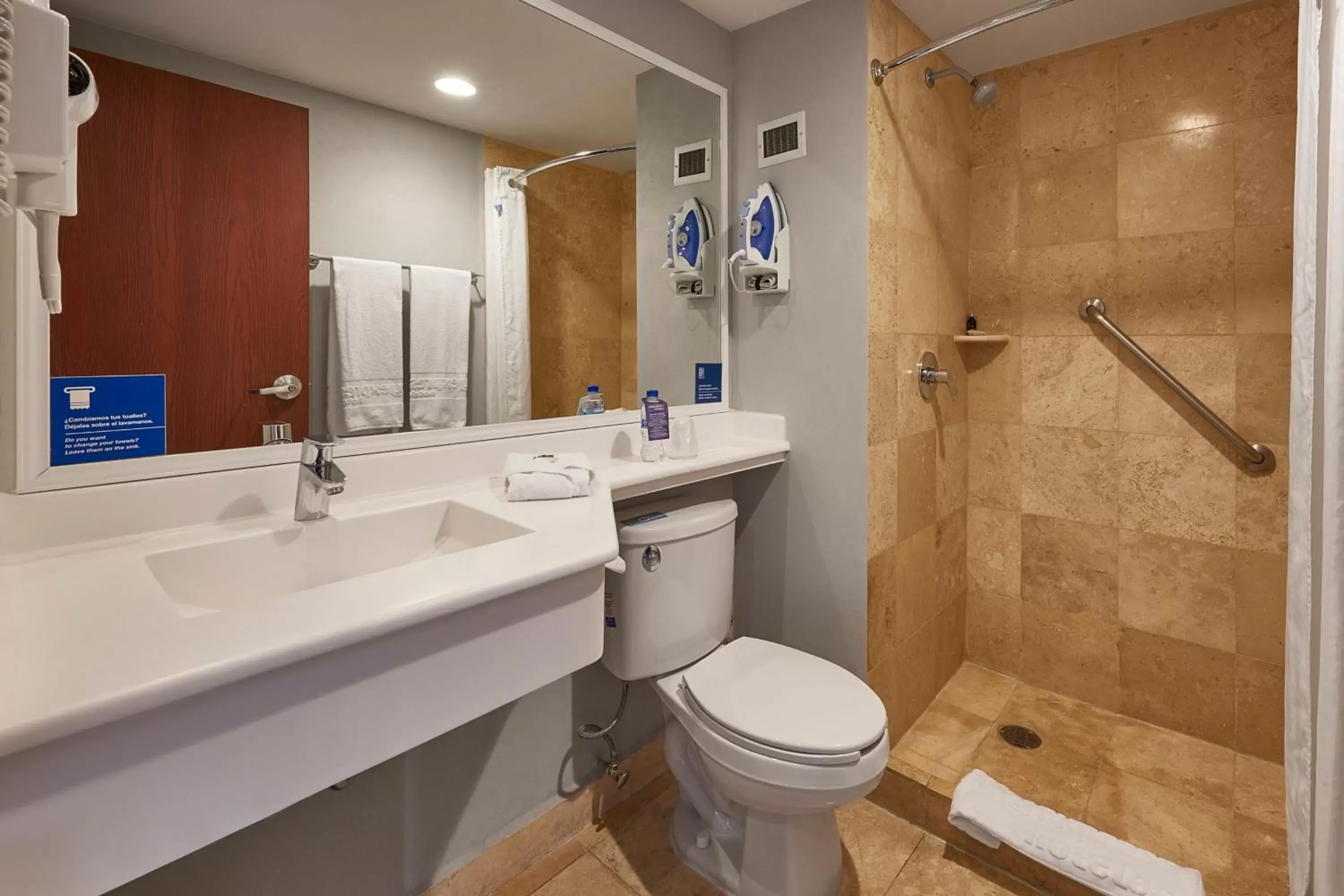 Bathroom in City Express by Marriott Puebla Centro