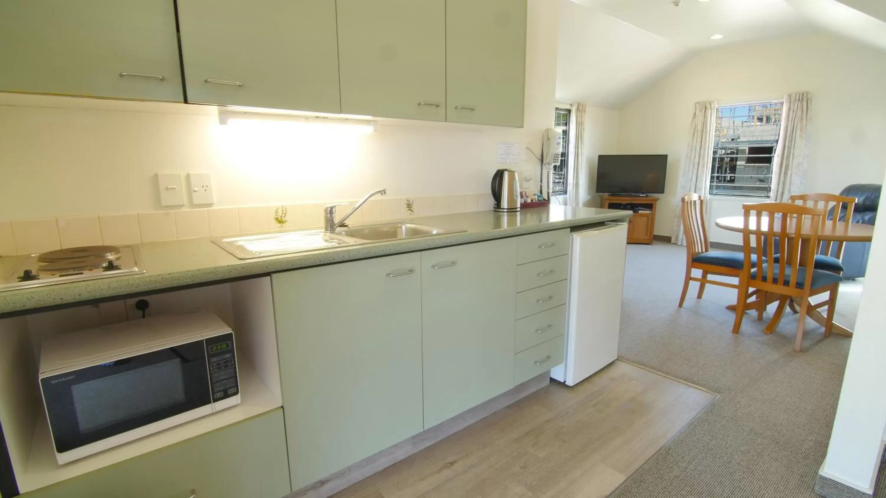 Bedroom, Kitchen/Kitchenette in Country Glen Lodge