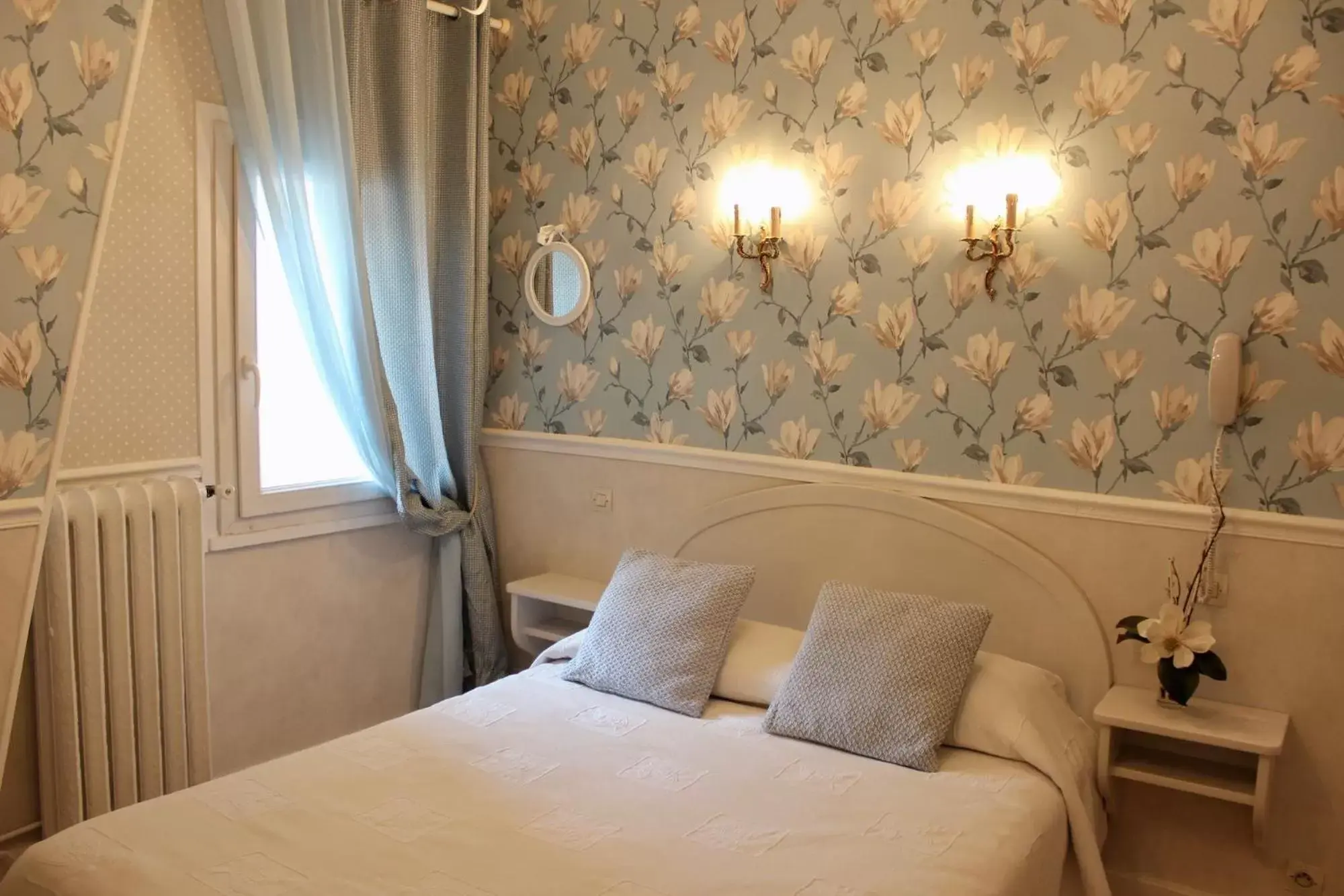 Decorative detail, Bed in Hôtel Chopin