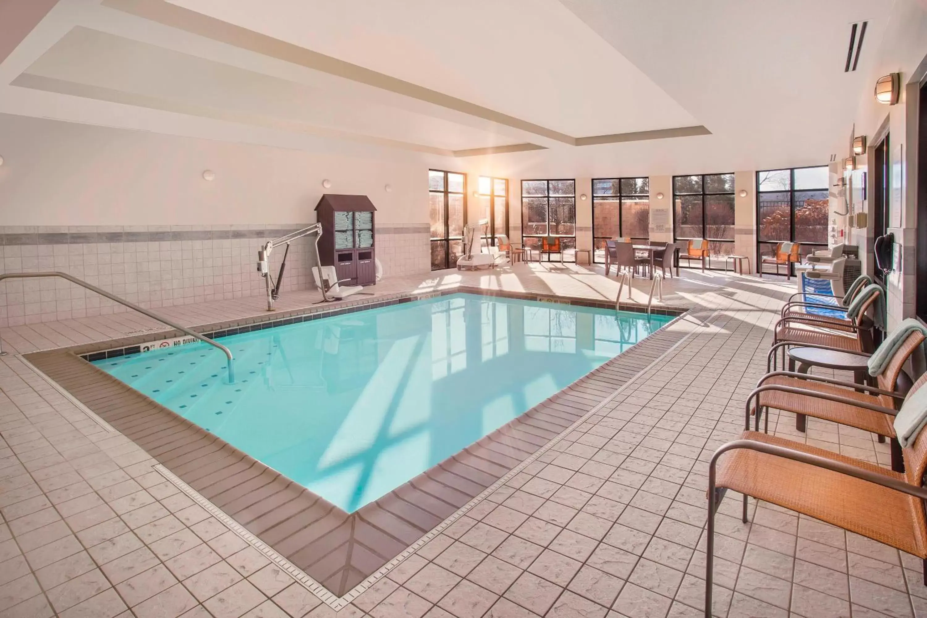 Swimming Pool in Courtyard by Marriott Chicago Schaumburg/Woodfield Mall