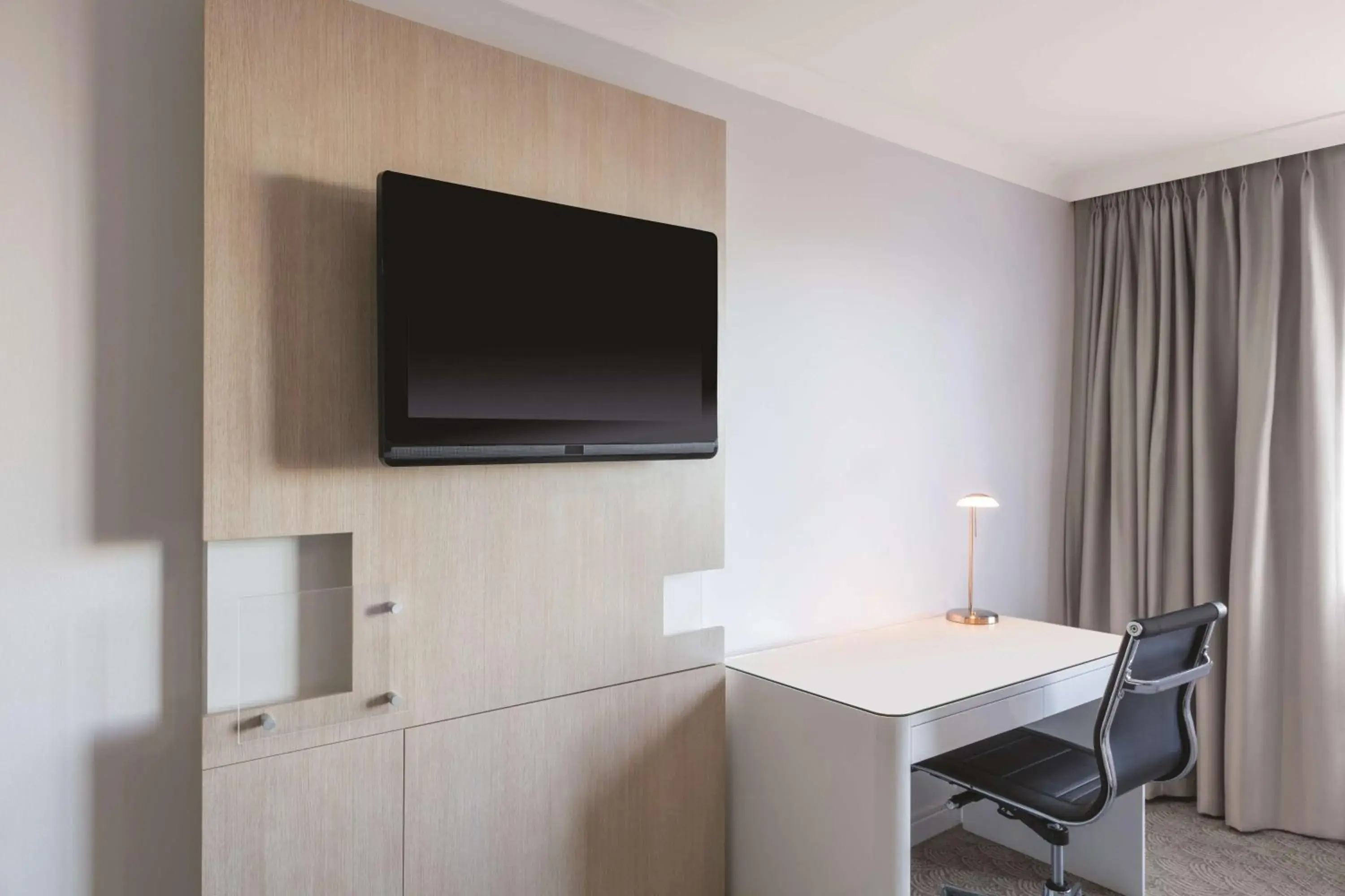 Bedroom, TV/Entertainment Center in Rendezvous Hotel Perth Central