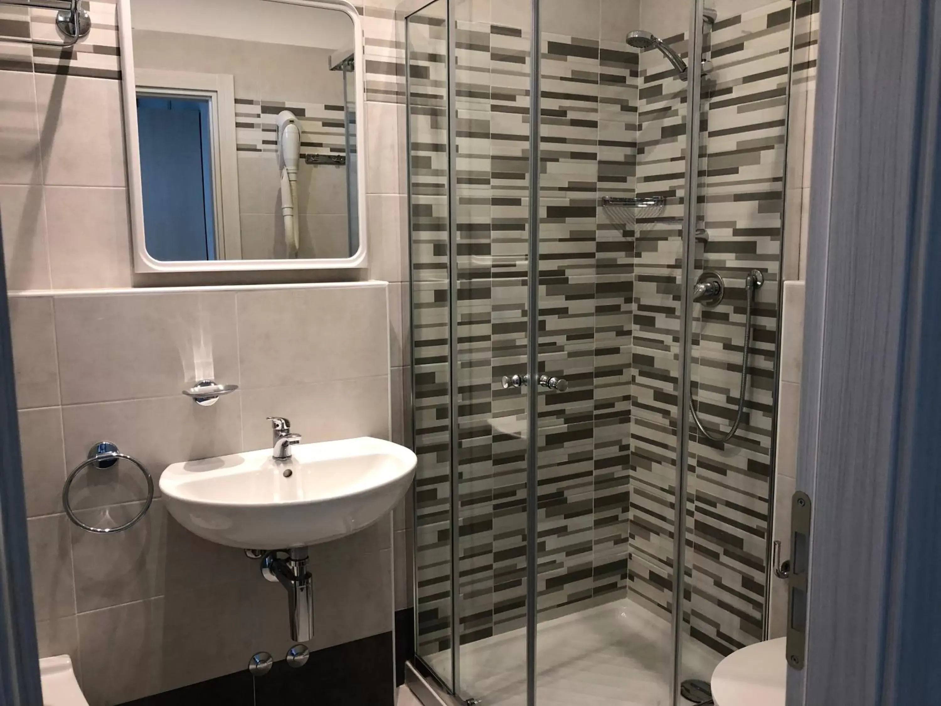 Shower, Bathroom in Hotel Kim