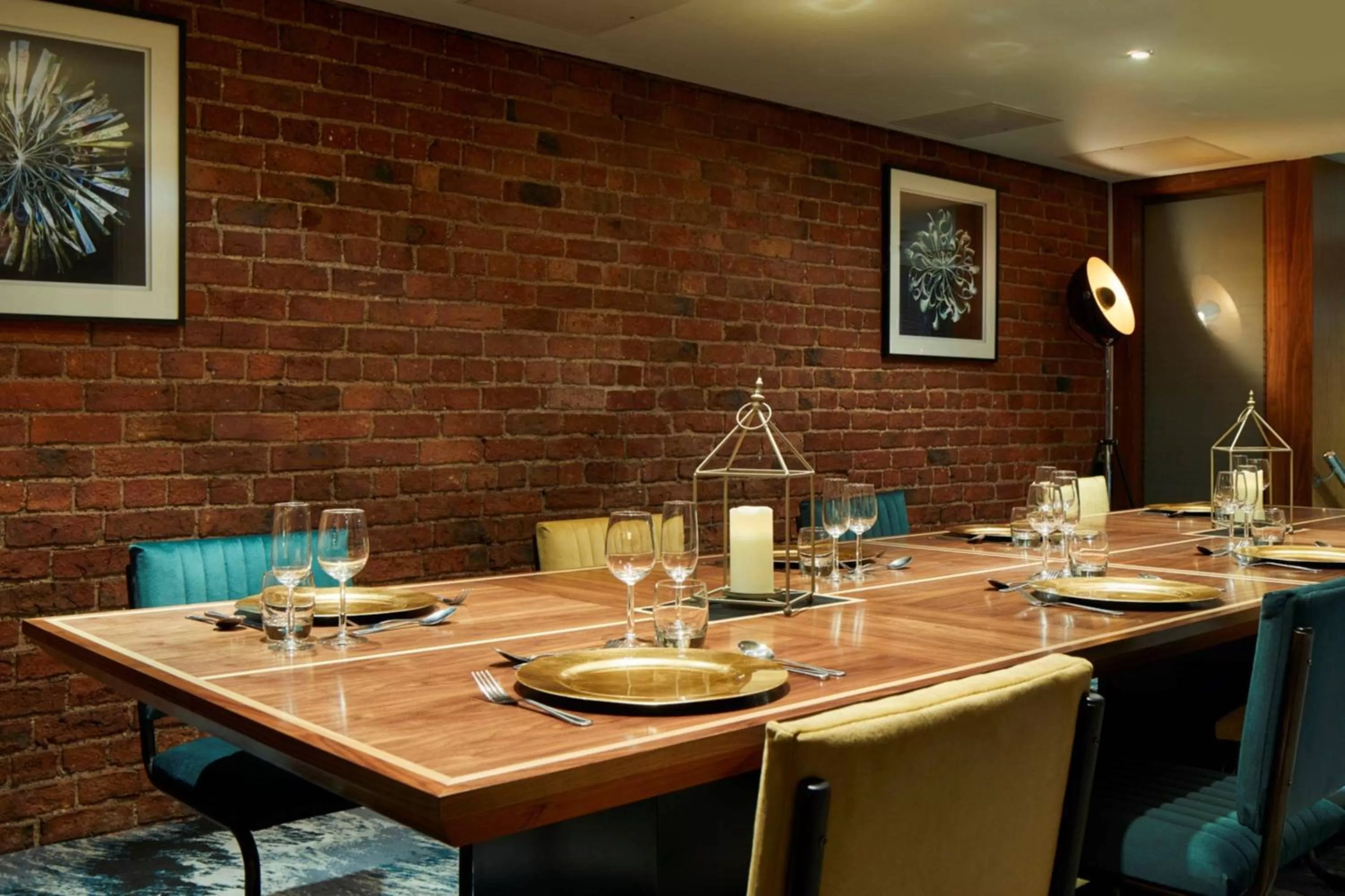 Restaurant/places to eat in Manchester Marriott Victoria & Albert Hotel