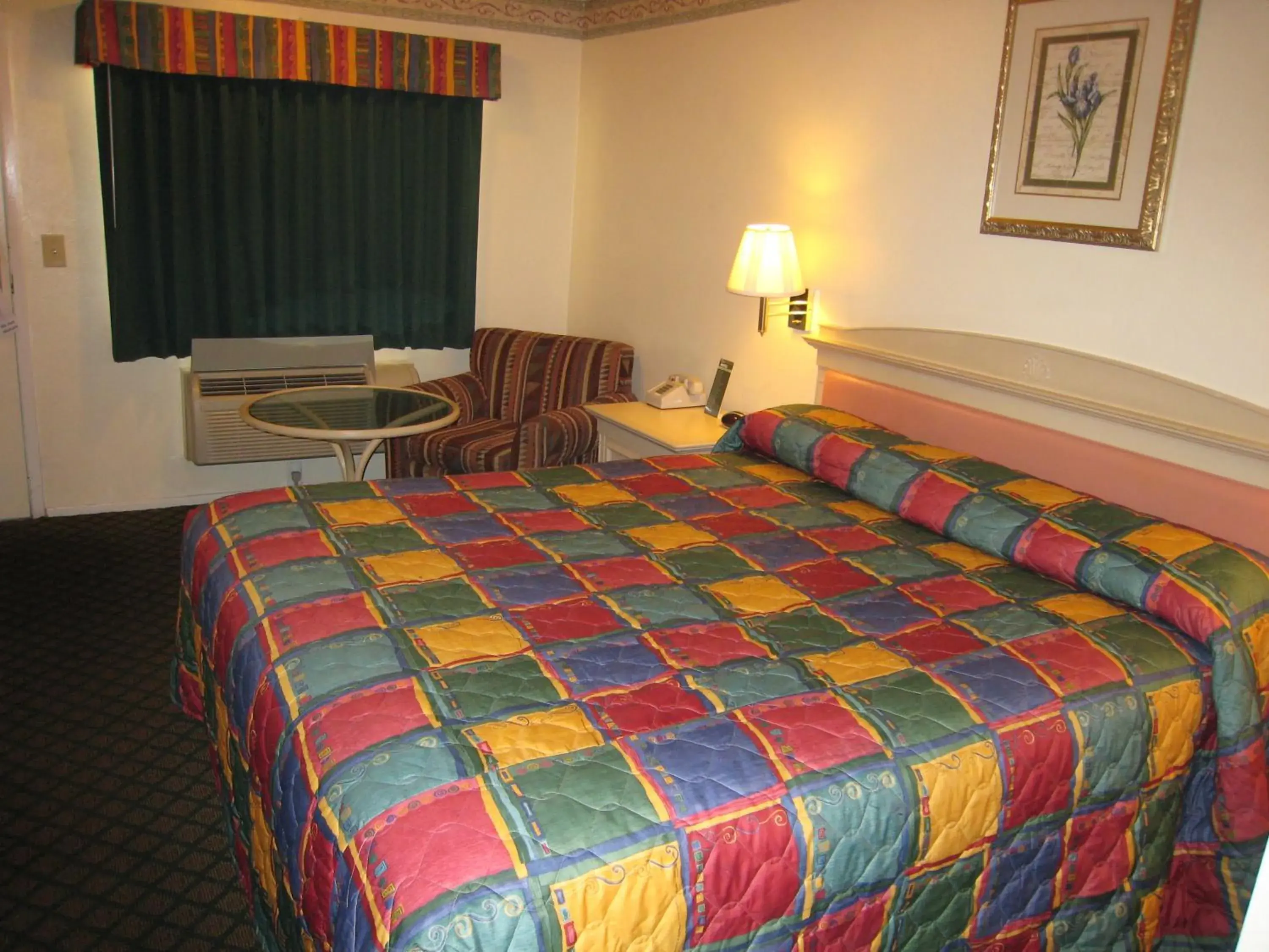 Bed in Town House Motel