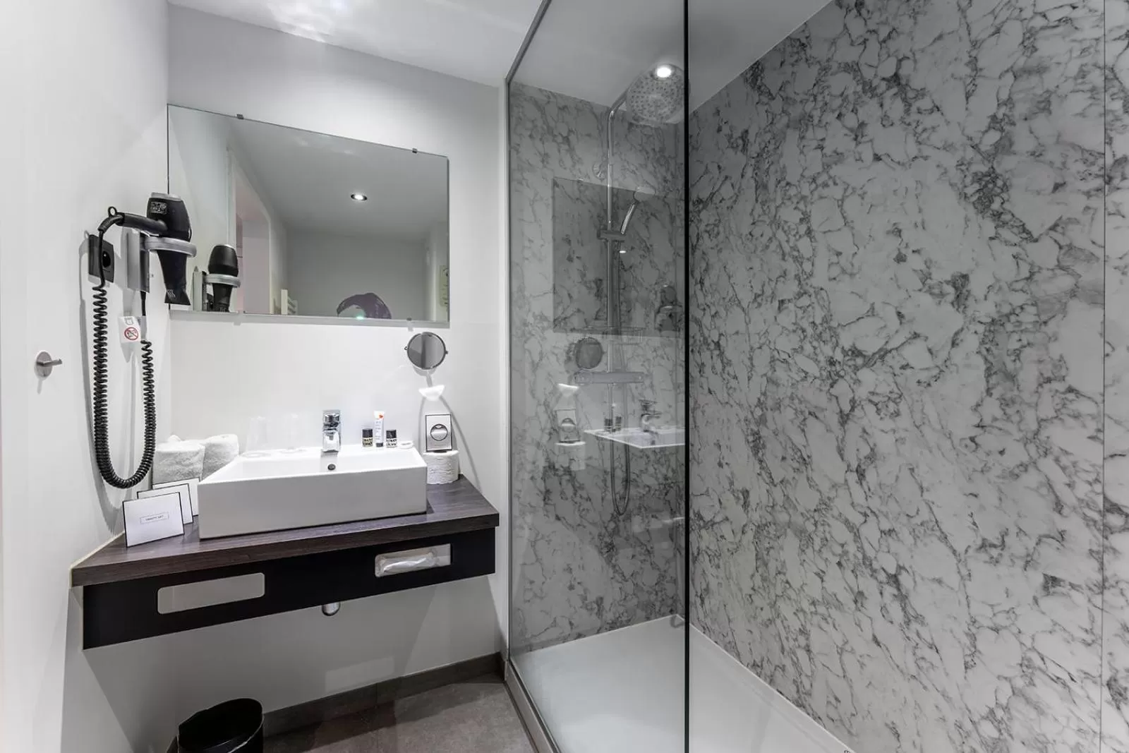 Shower in Velotel Brugge