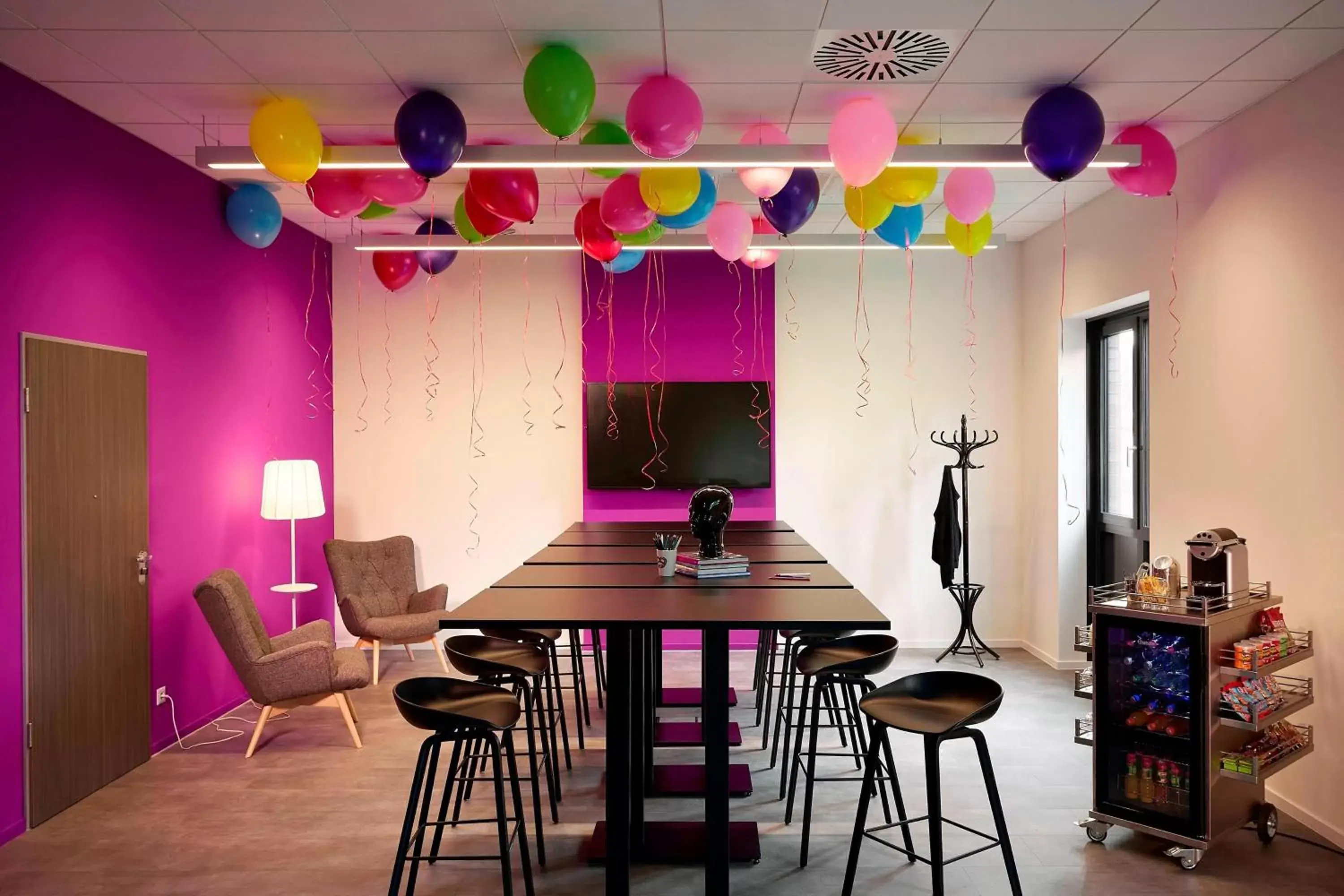 Meeting/conference room, Dining Area in Moxy Munich Airport