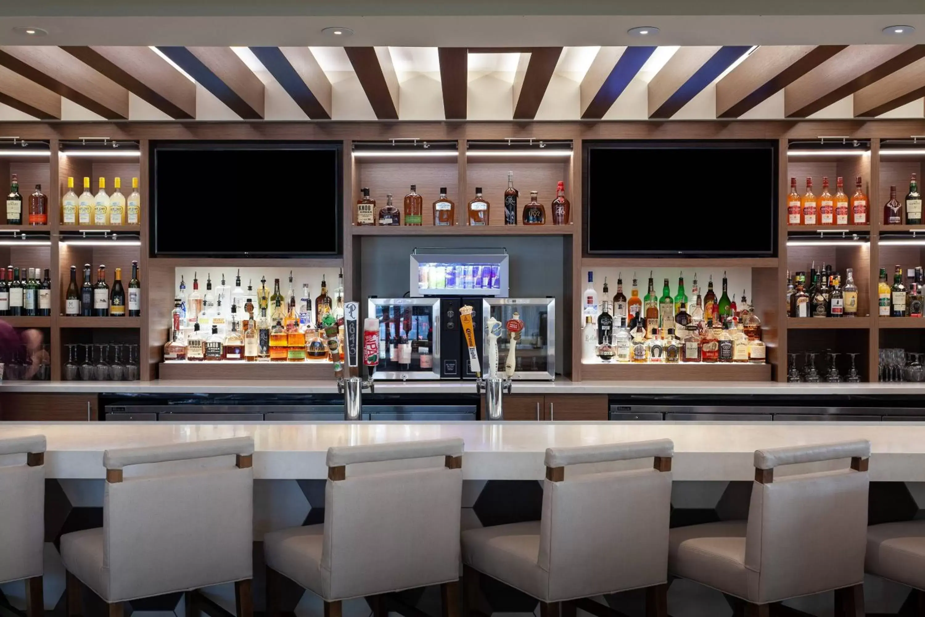 Restaurant/places to eat, Lounge/Bar in Marriott Hilton Head Resort & Spa