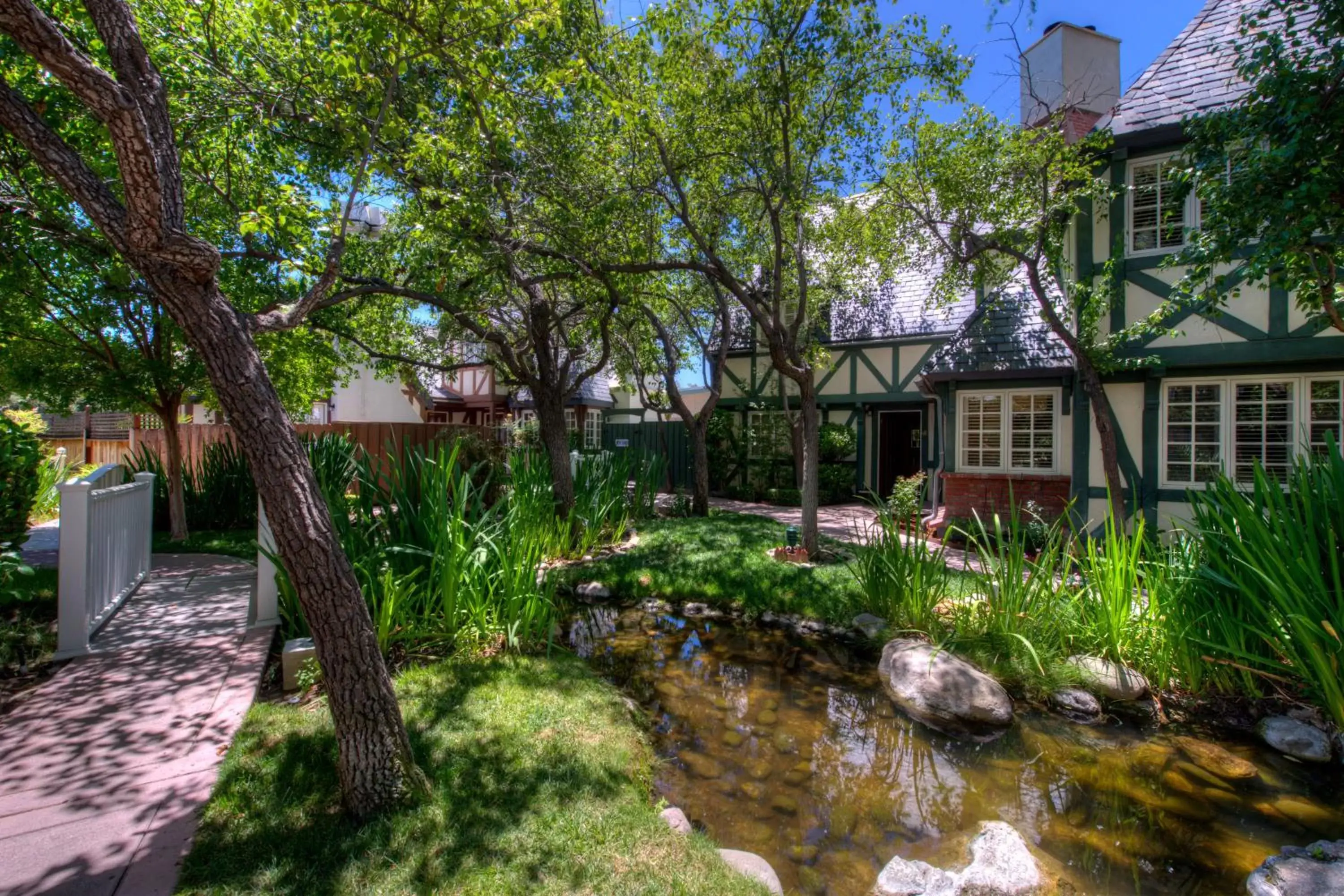 Garden, Property Building in Wine Valley Inn