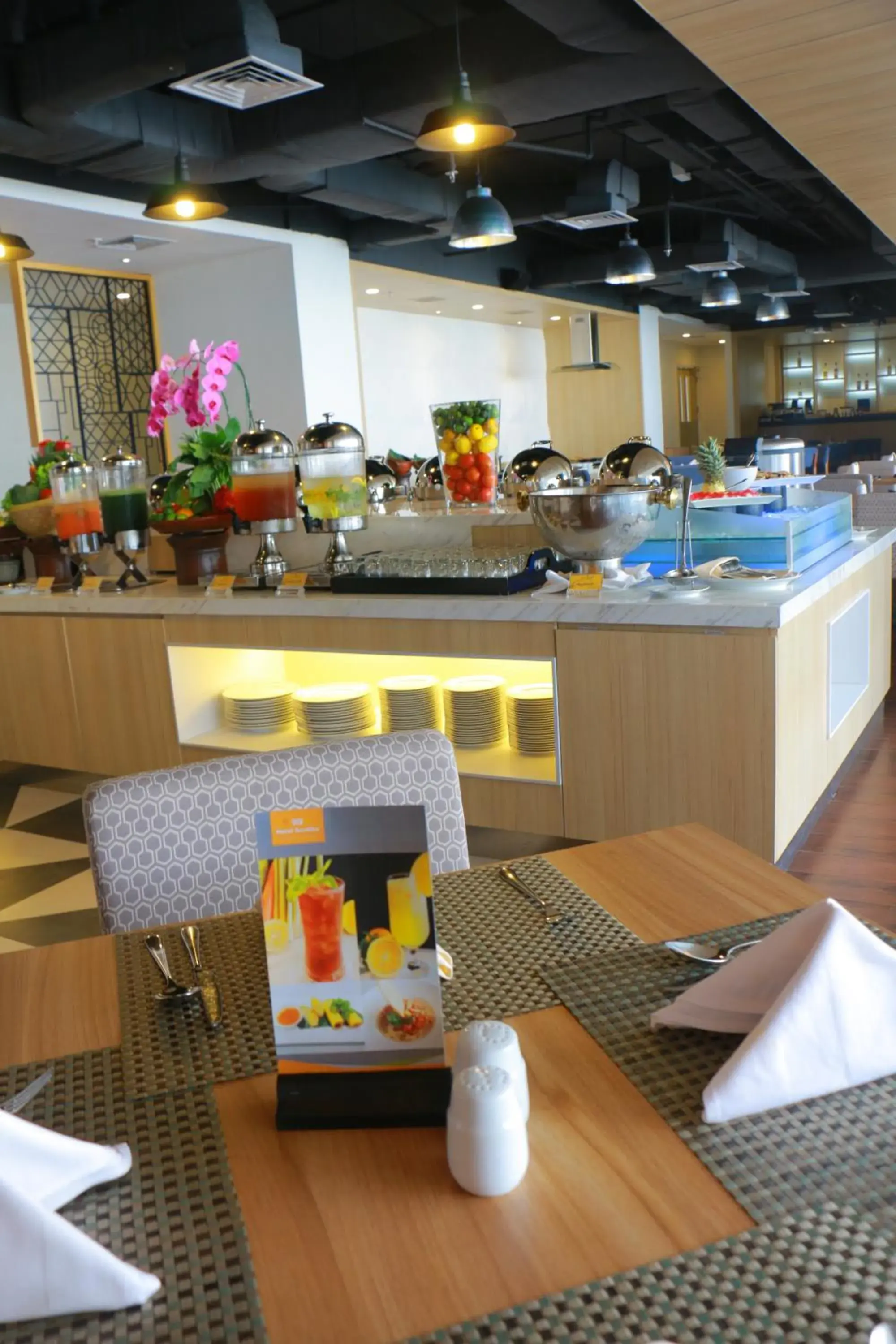 Restaurant/Places to Eat in Hotel Santika Mega City - Bekasi