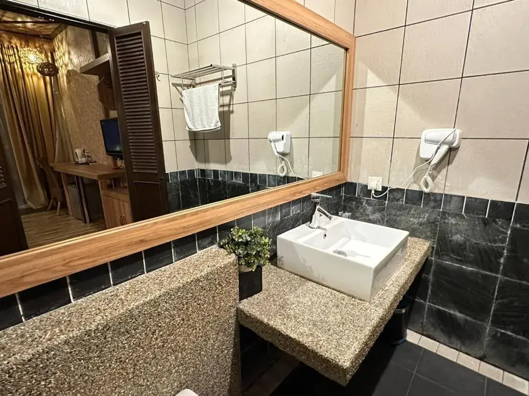 Bathroom in I Garden Hotel