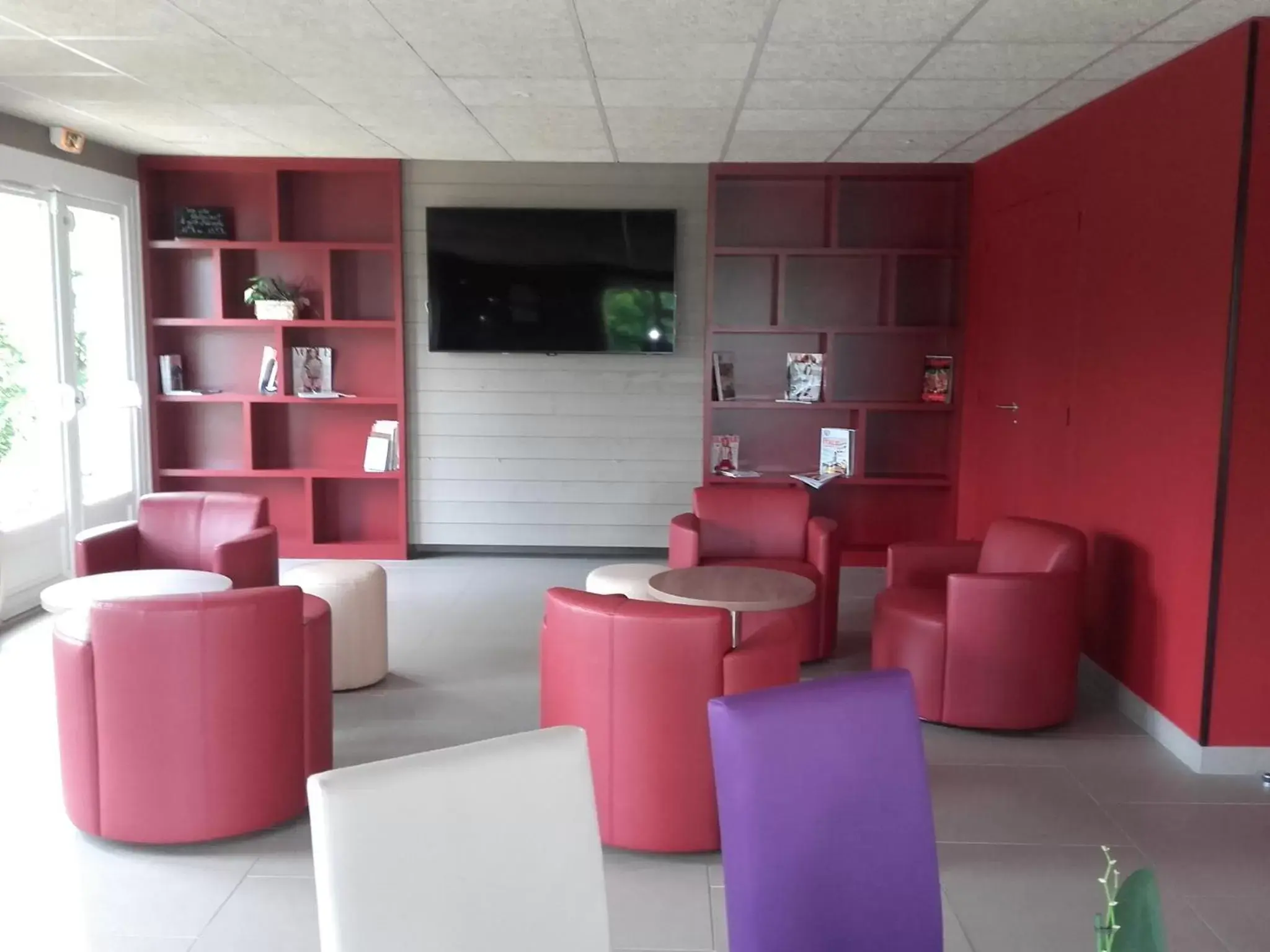 Communal lounge/ TV room, Lounge/Bar in Campanile Sablé-Sur-Sarthe Vion