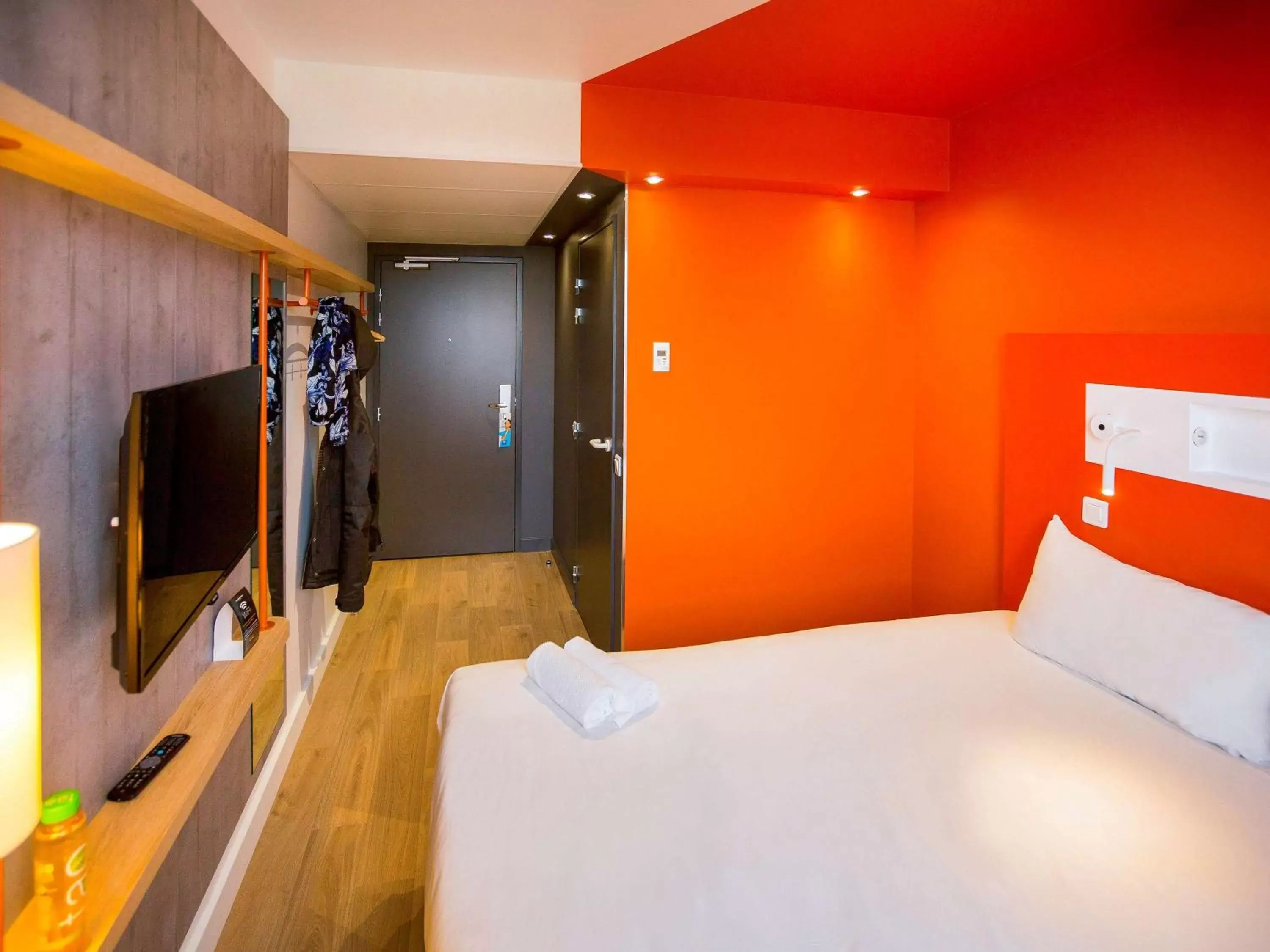 Photo of the whole room, Bed in ibis budget Dieppe Centre Port