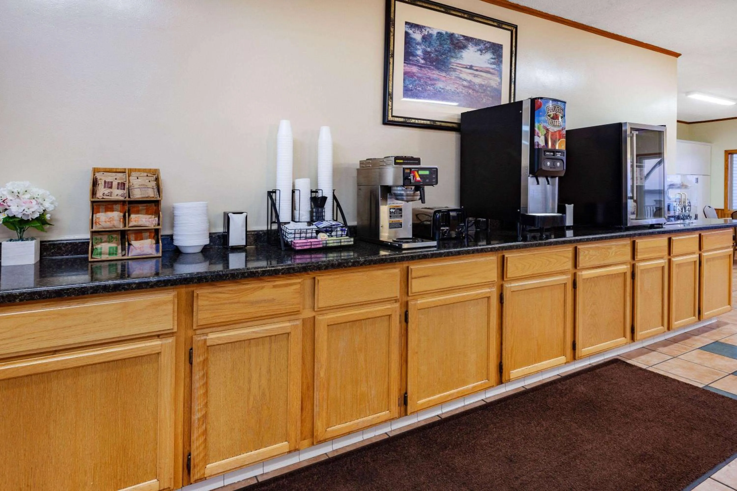 Coffee/tea facilities in Days Inn & Suites by Wyndham St. Ignace Lakefront