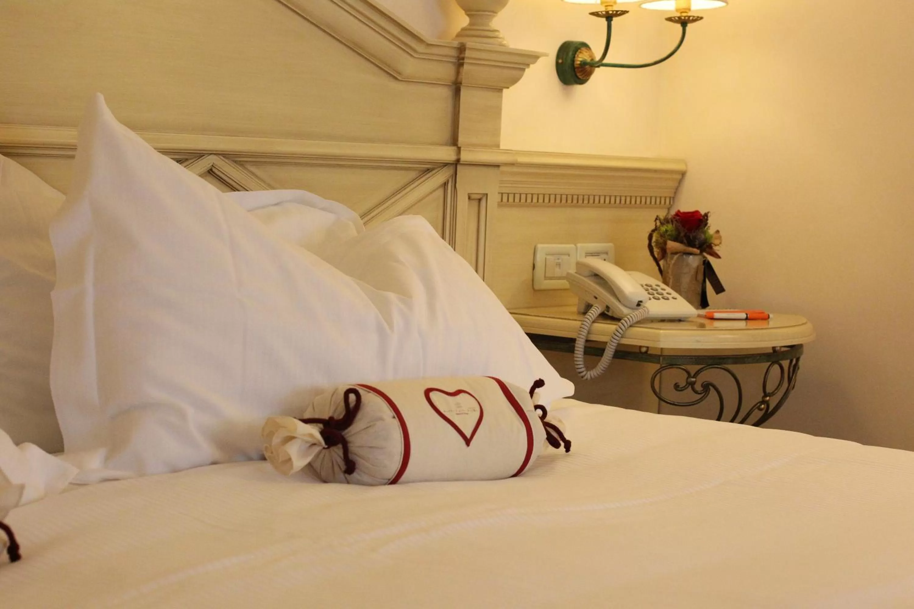 Bedroom, Bed in Alpen Suite Hotel