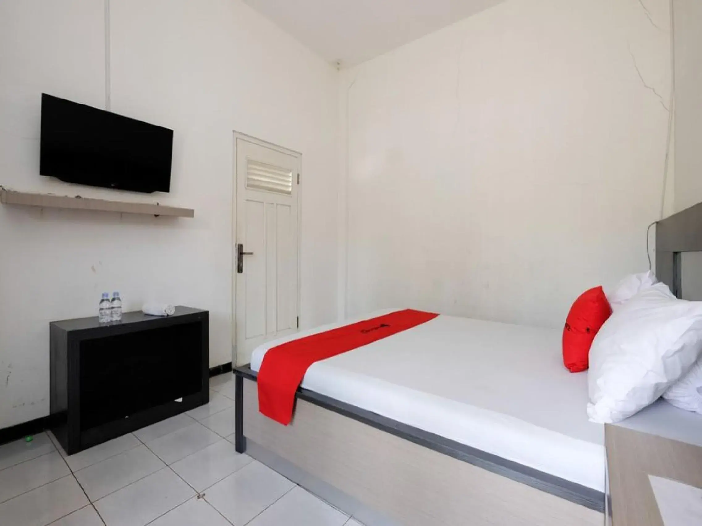 Bedroom, Bed in RedDoorz near Moro Mall Purwokerto