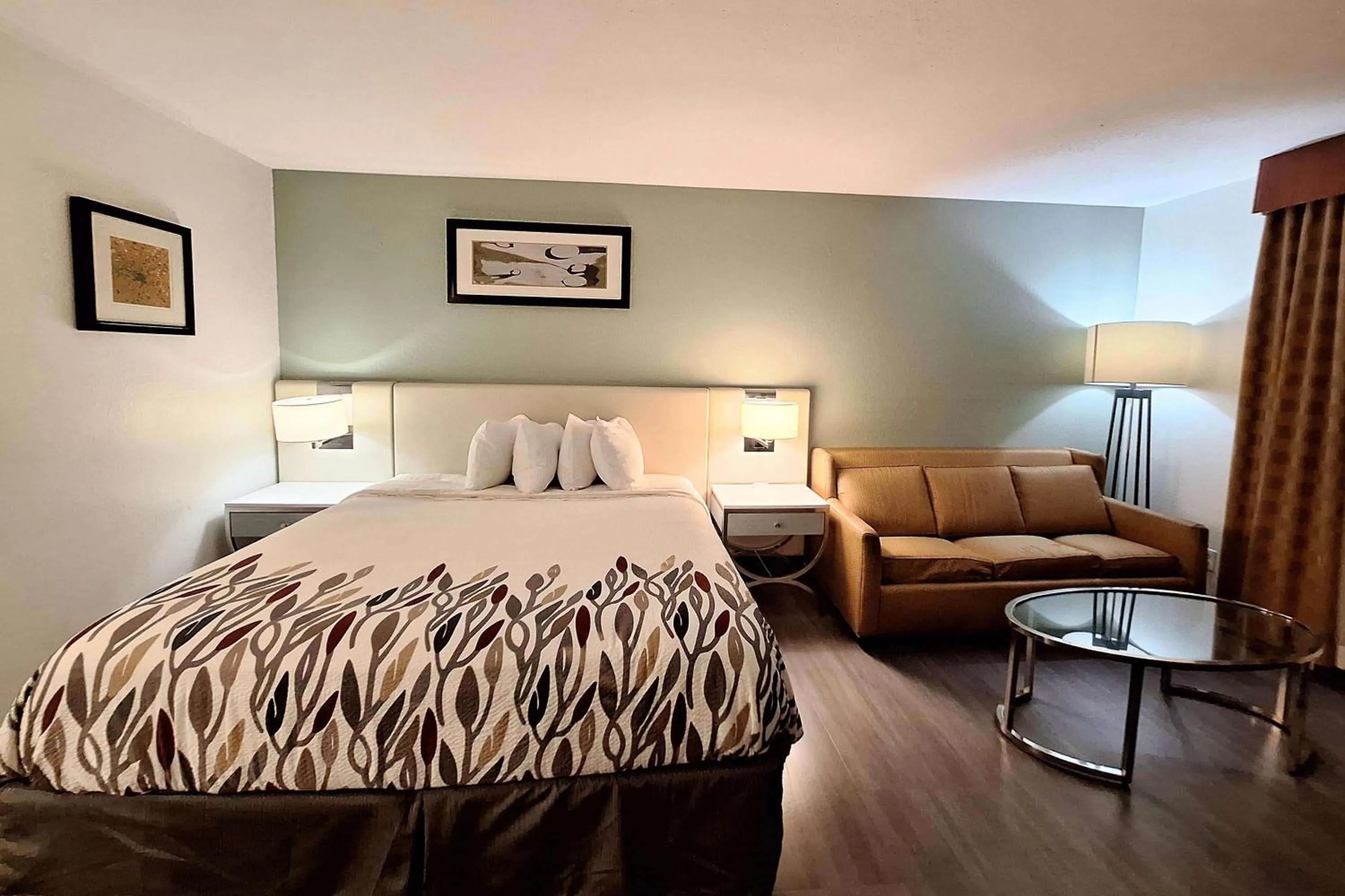 TV and multimedia, Bed in Travelodge by Wyndham Indianapolis Speedway