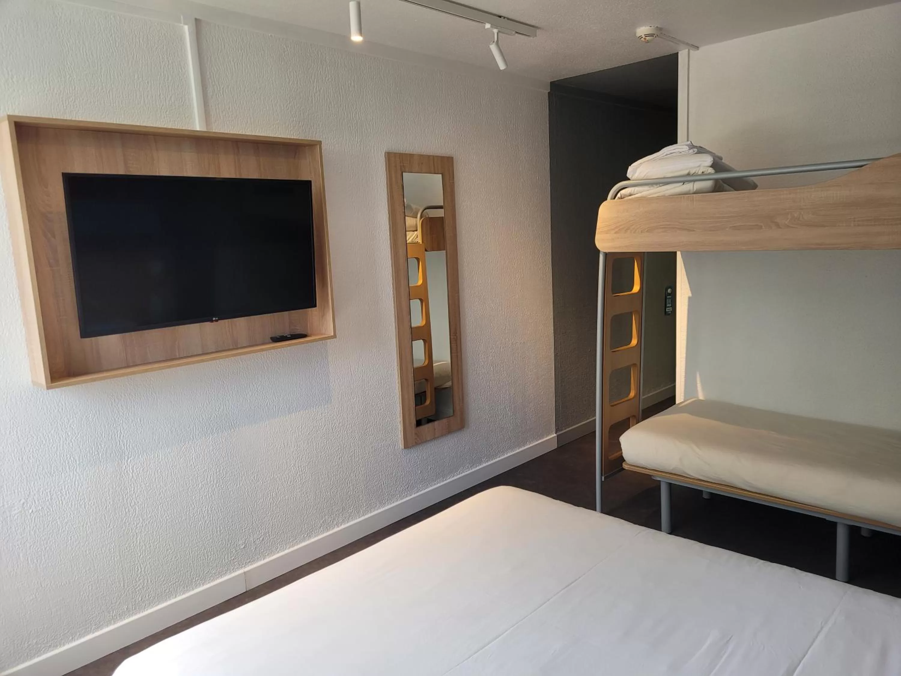 TV and multimedia, Bed in KYRIAD DIRECT LYON NORD - Dardilly
