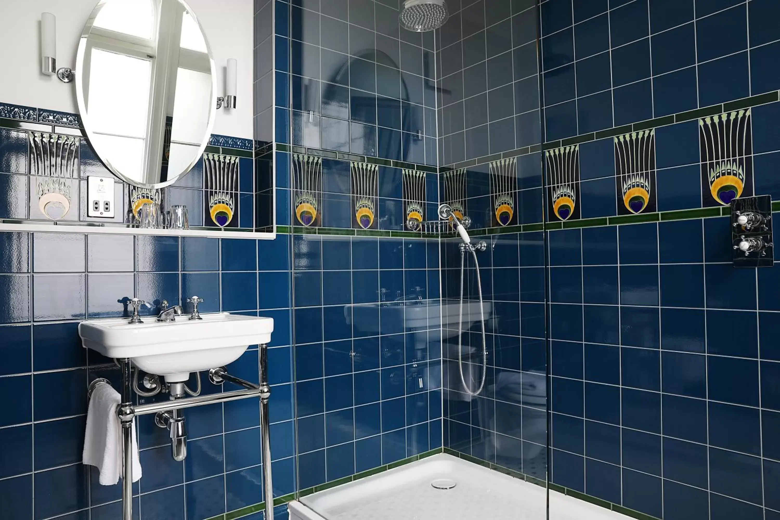 Bathroom in Elmbank Hotel - Part of The Cairn Collection