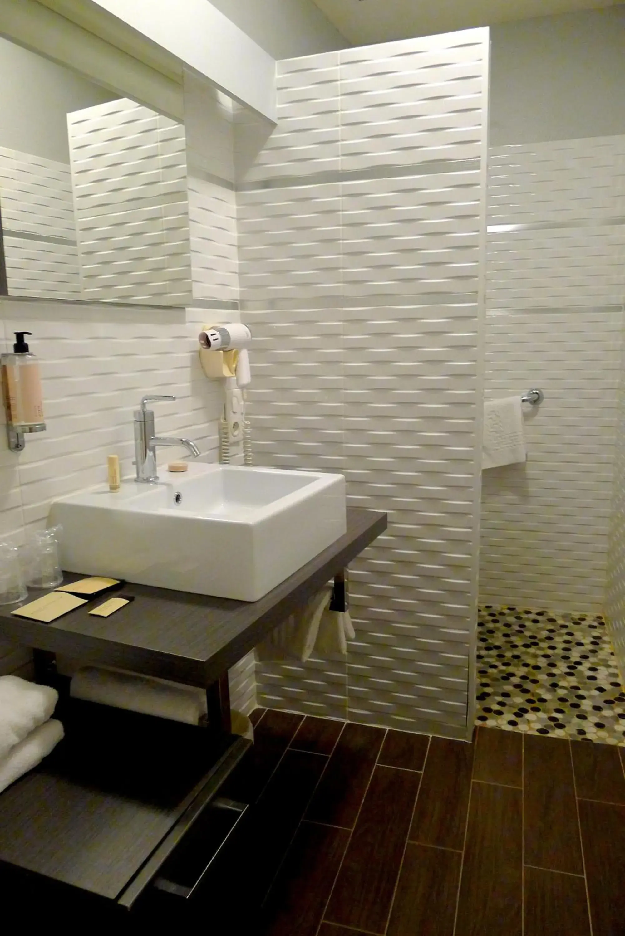 Bathroom in Cit'Hotel des Messageries