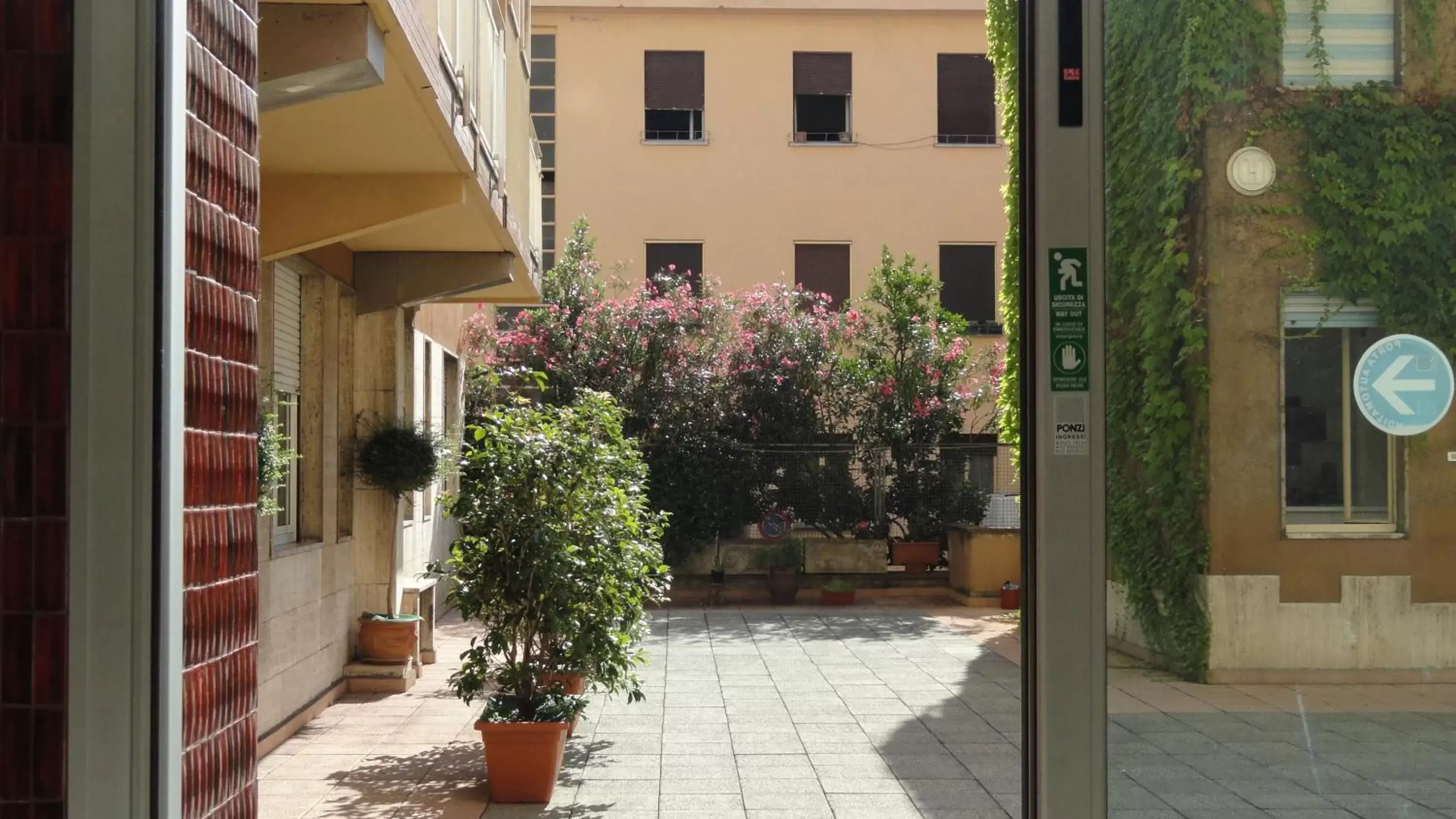 Inner courtyard view in Residence Giusti 6