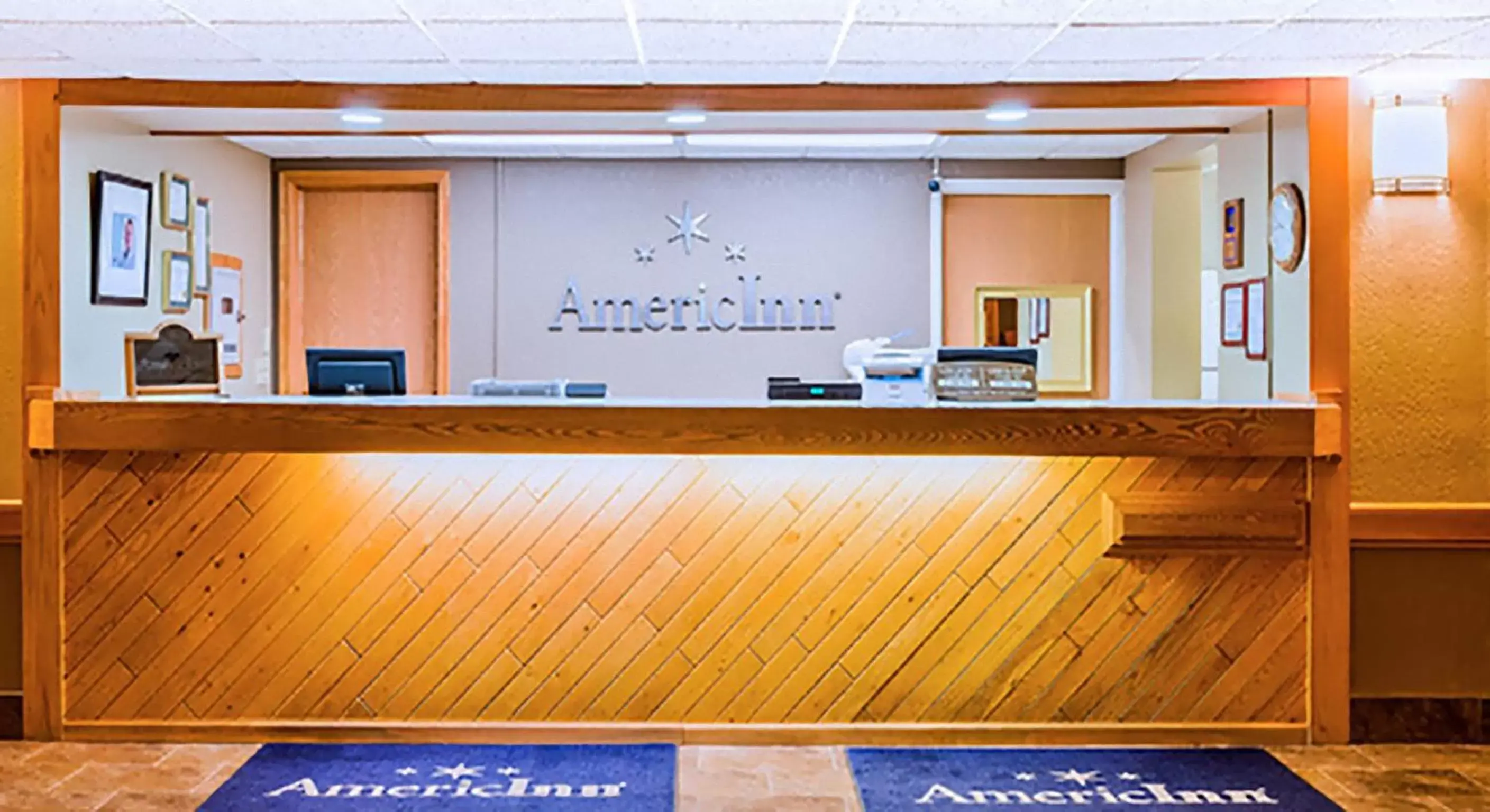 Lobby/Reception in AmericInn by Wyndham Algona