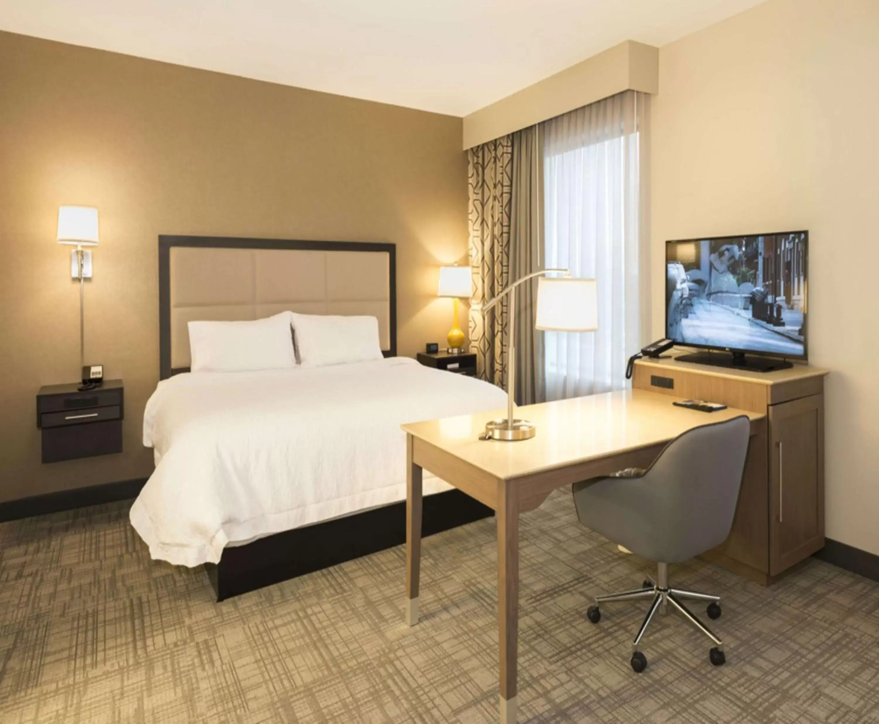 Bed in Hampton Inn and Suites Minneapolis University Area, MN
