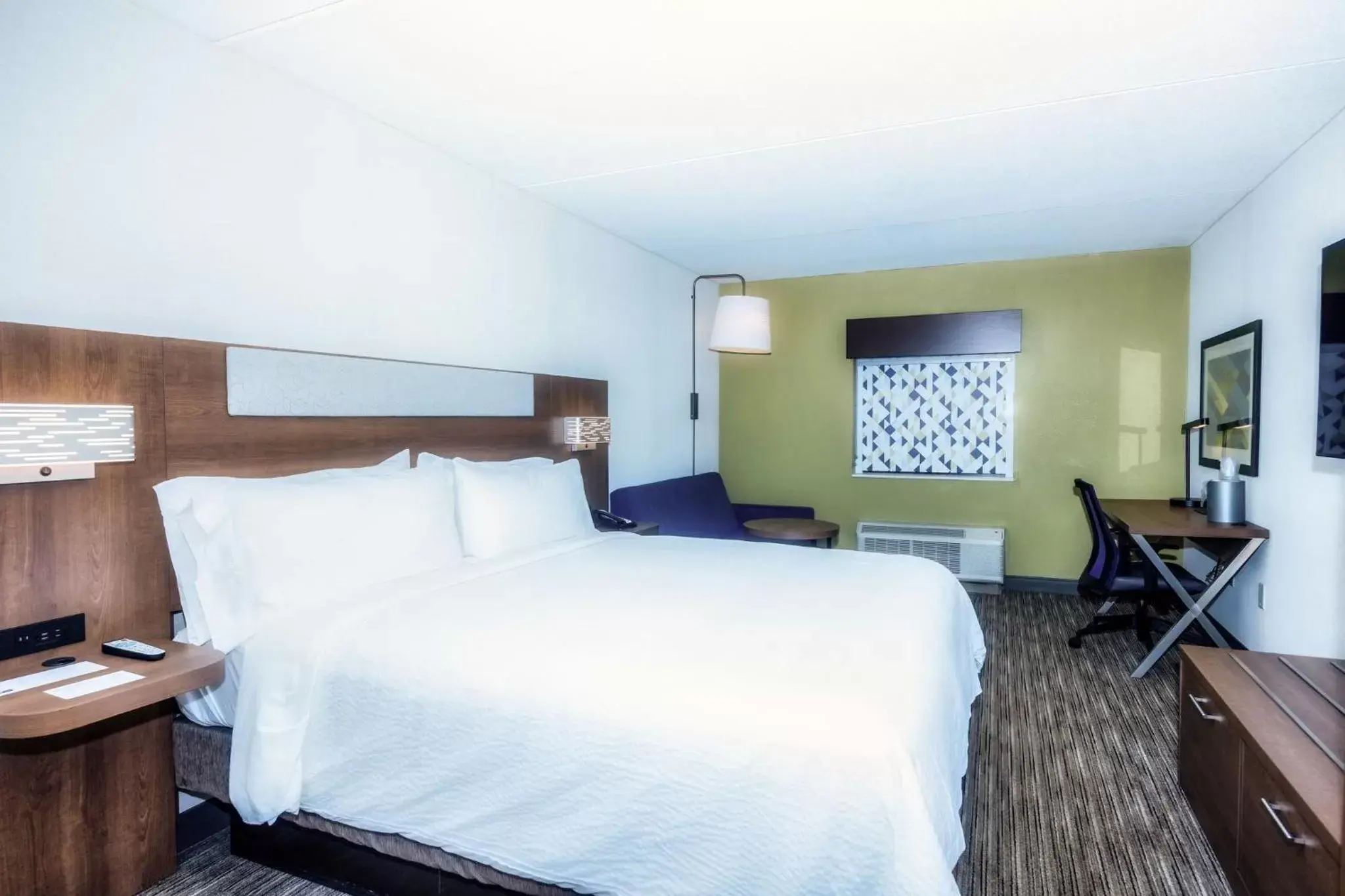 Photo of the whole room, Bed in Holiday Inn Express Saugus Logan Airport, an IHG hotel