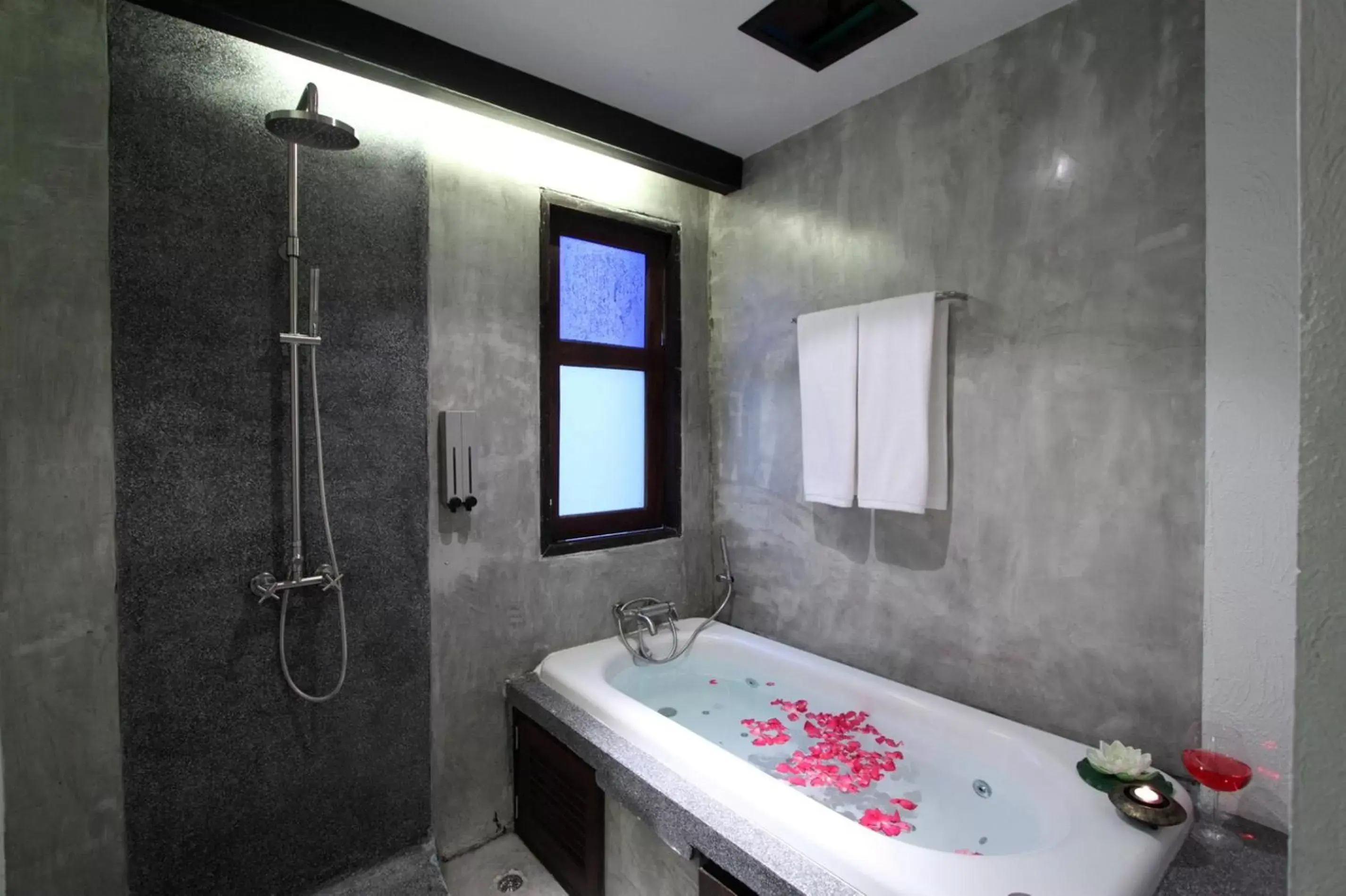 Bathroom in De Lanna Hotel