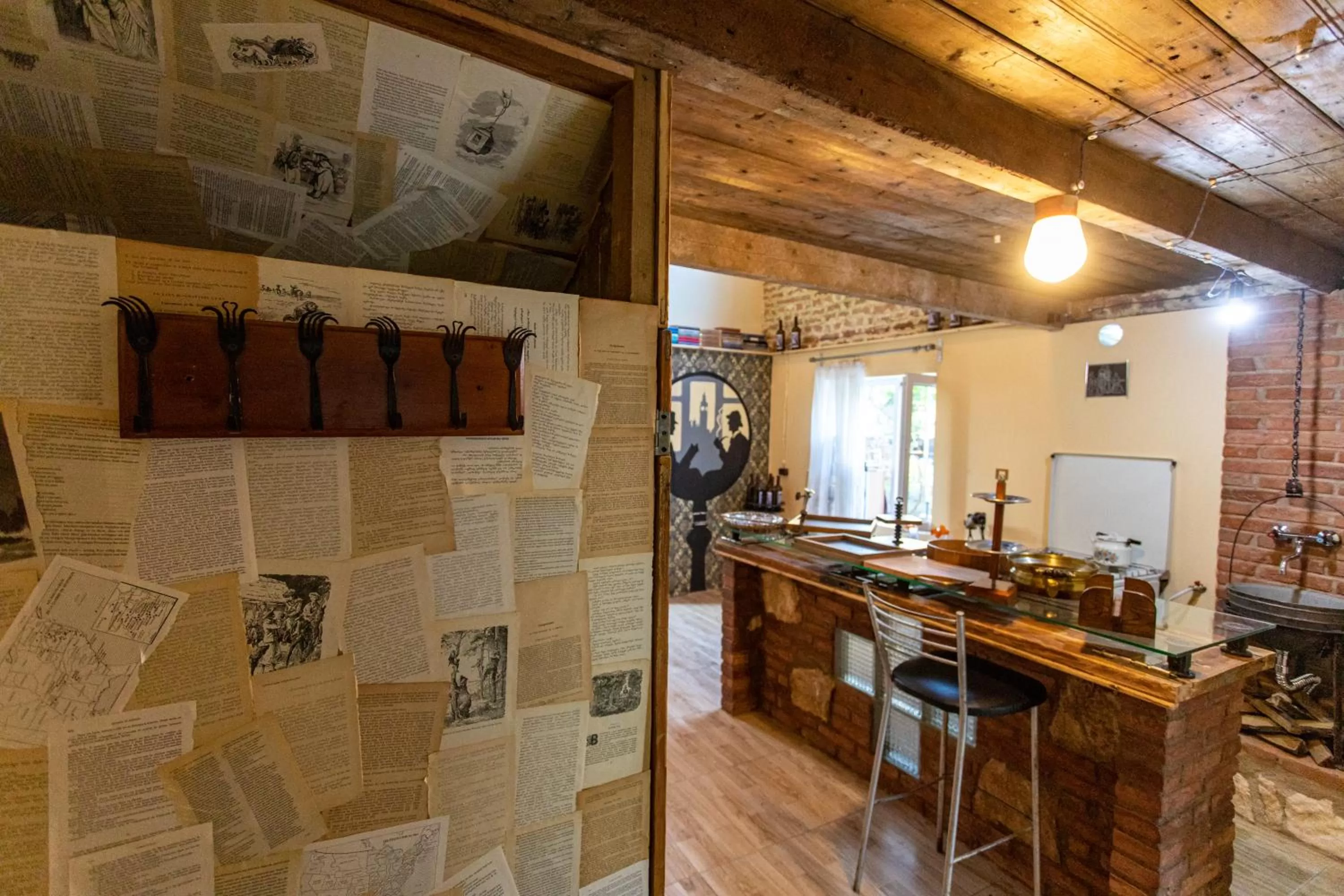 Living room, Kitchen/Kitchenette in Book Hotel