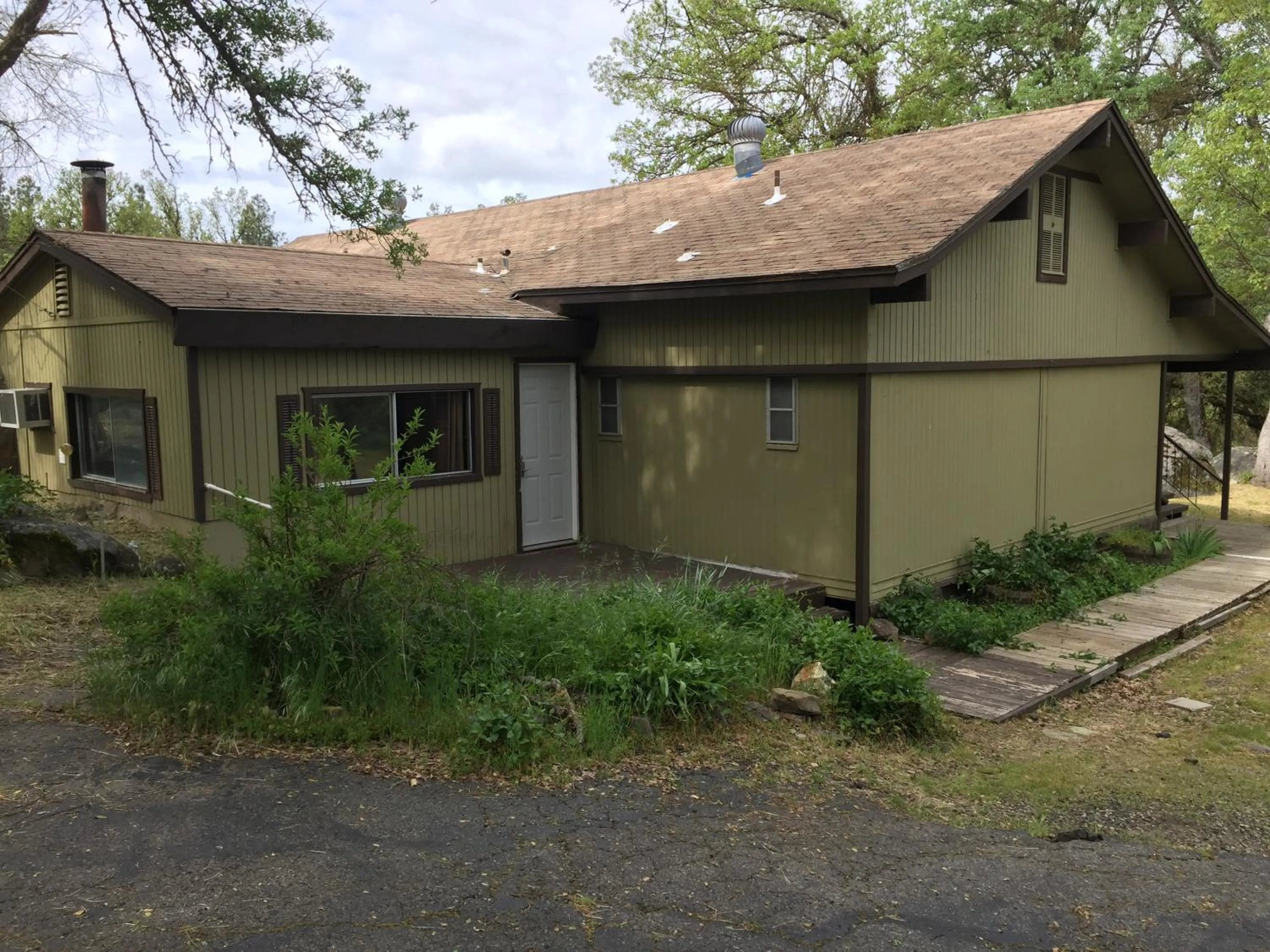 Property building in Mountain Trail Lodge and Vacation Rentals