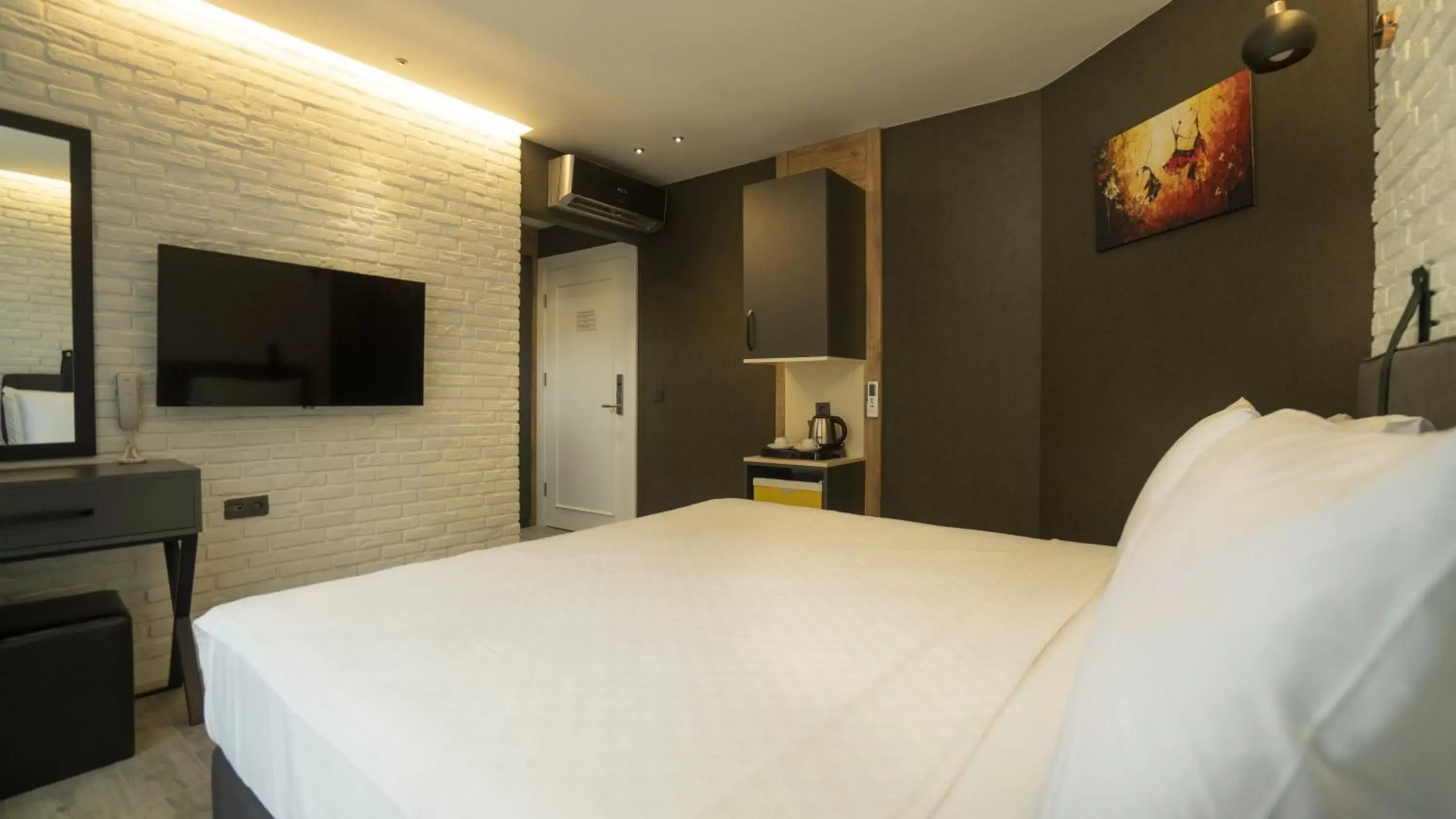 Communal lounge/ TV room, Bed in Estera Hotel Silent