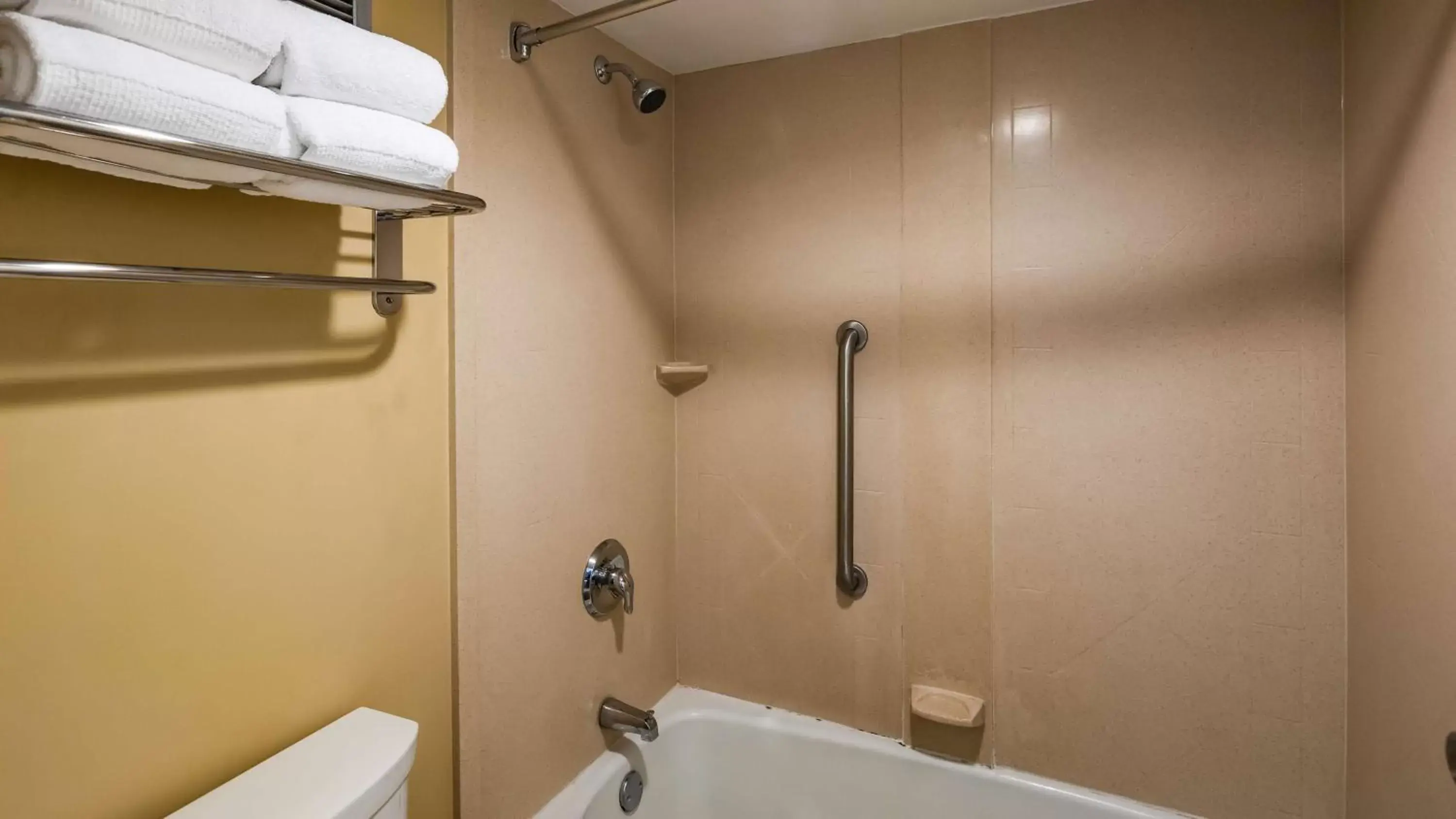 Photo of the whole room, Bathroom in Best Western Culpeper Inn