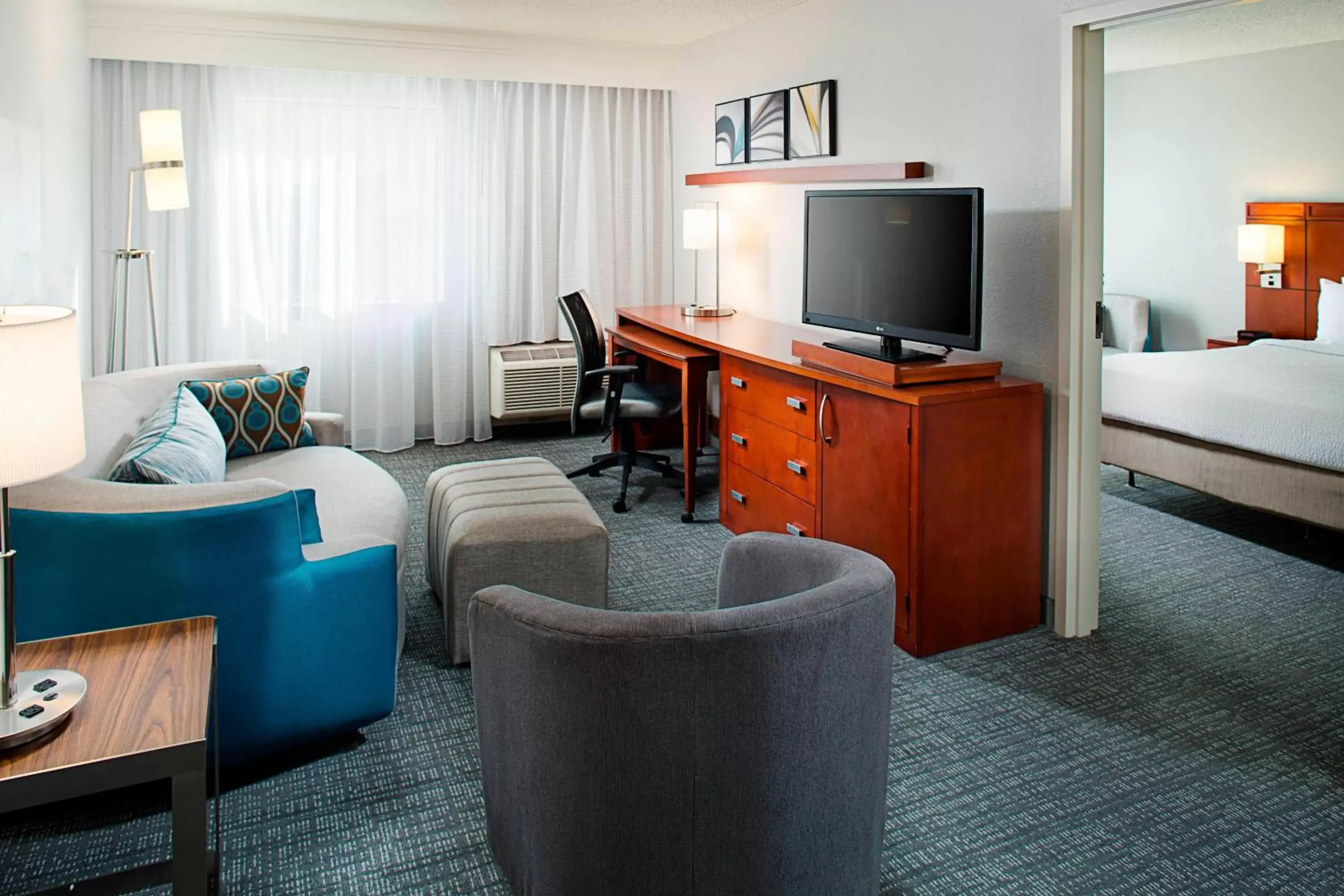 Living room, TV/Entertainment Center in Courtyard by Marriott Tucson Williams Centre