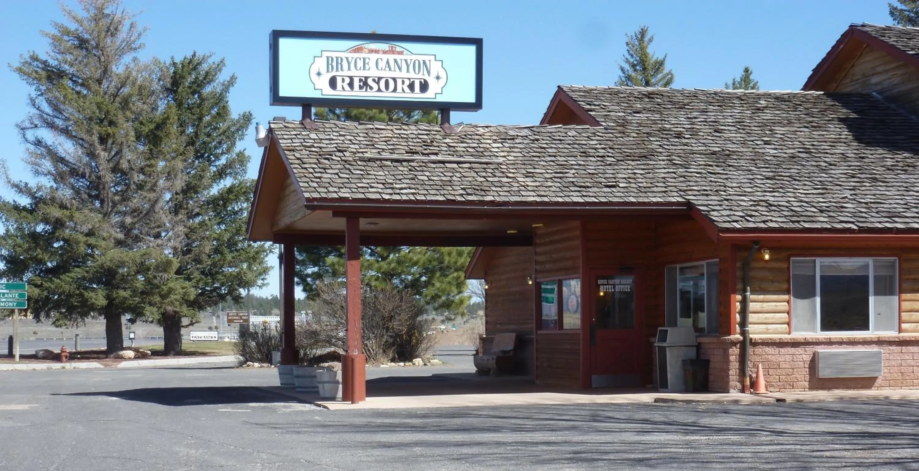 Facade/entrance in Bryce Canyon Resort