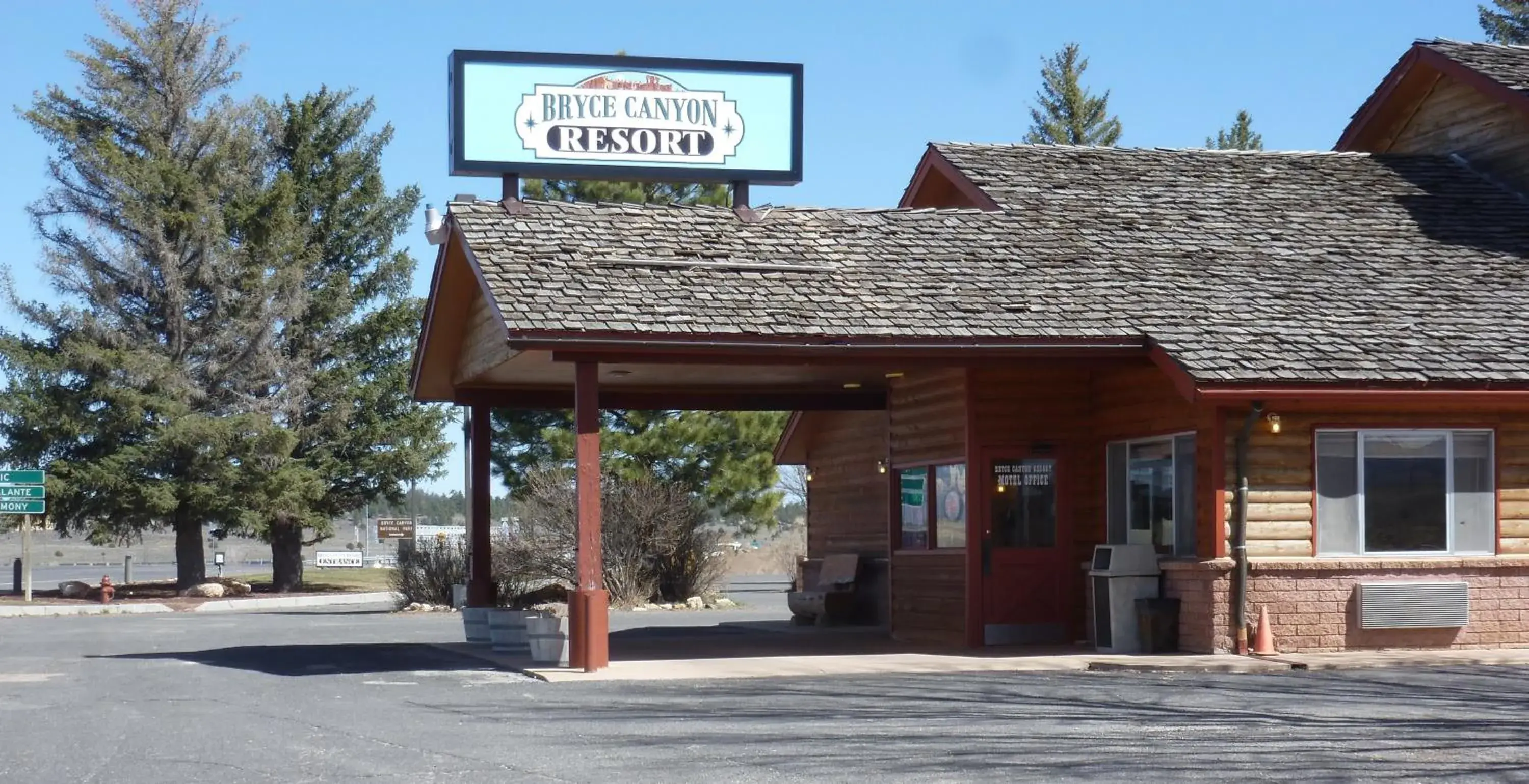 Facade/entrance, Property Building in Bryce Canyon Resort