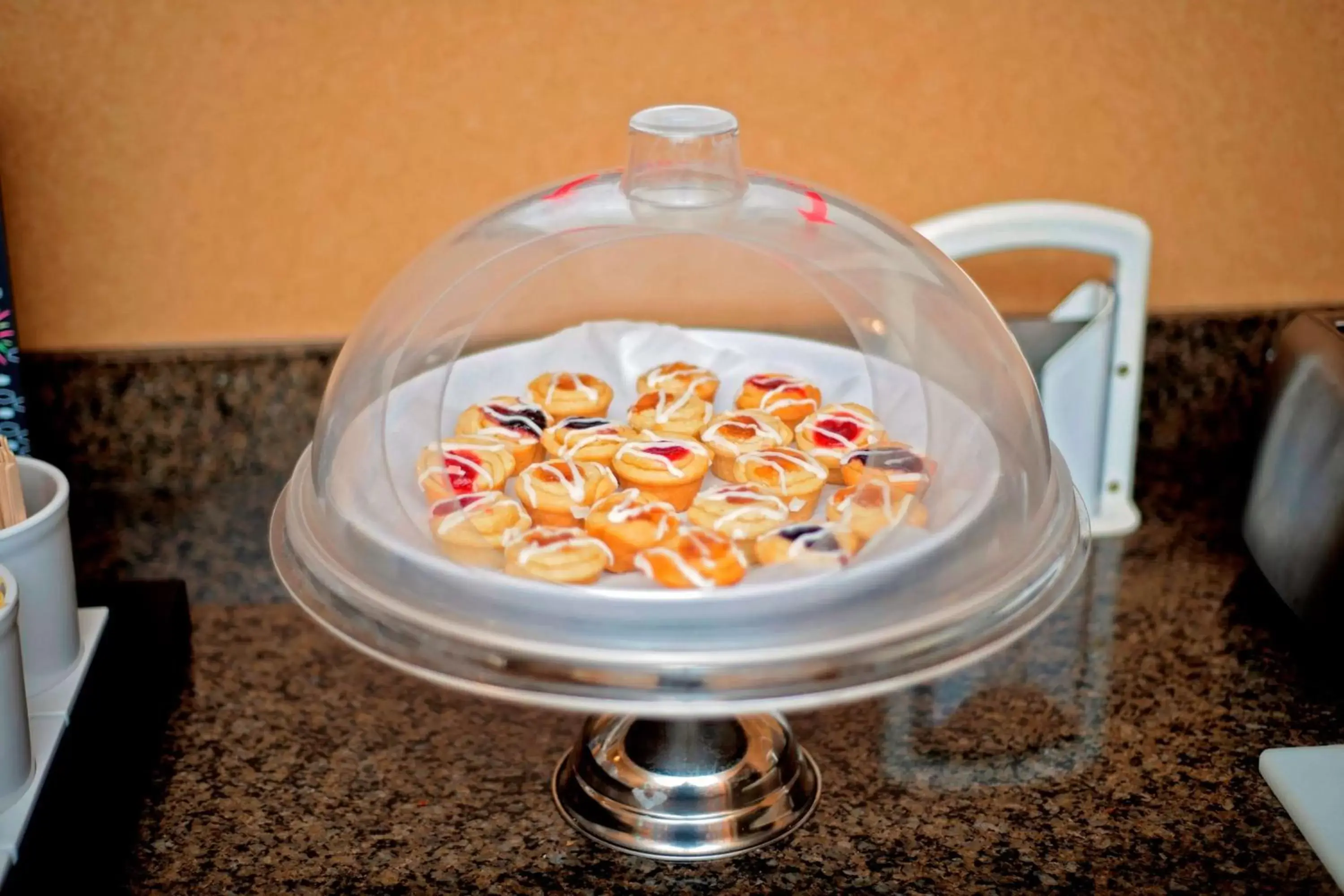 Dining area in Hampton Inn Evanston Dining area in Hampton Inn Evanston