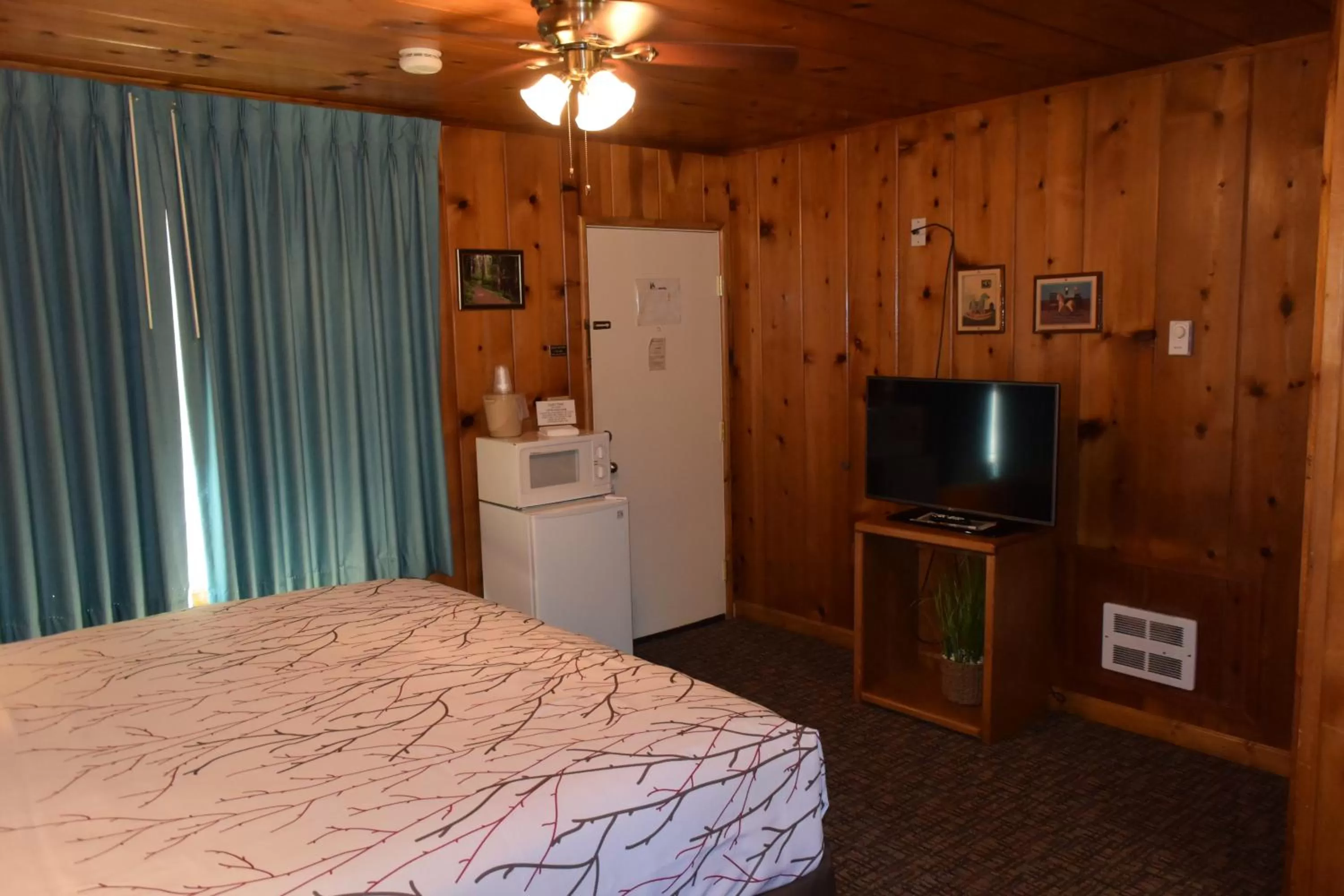 Bed in Park Motel and Cabins