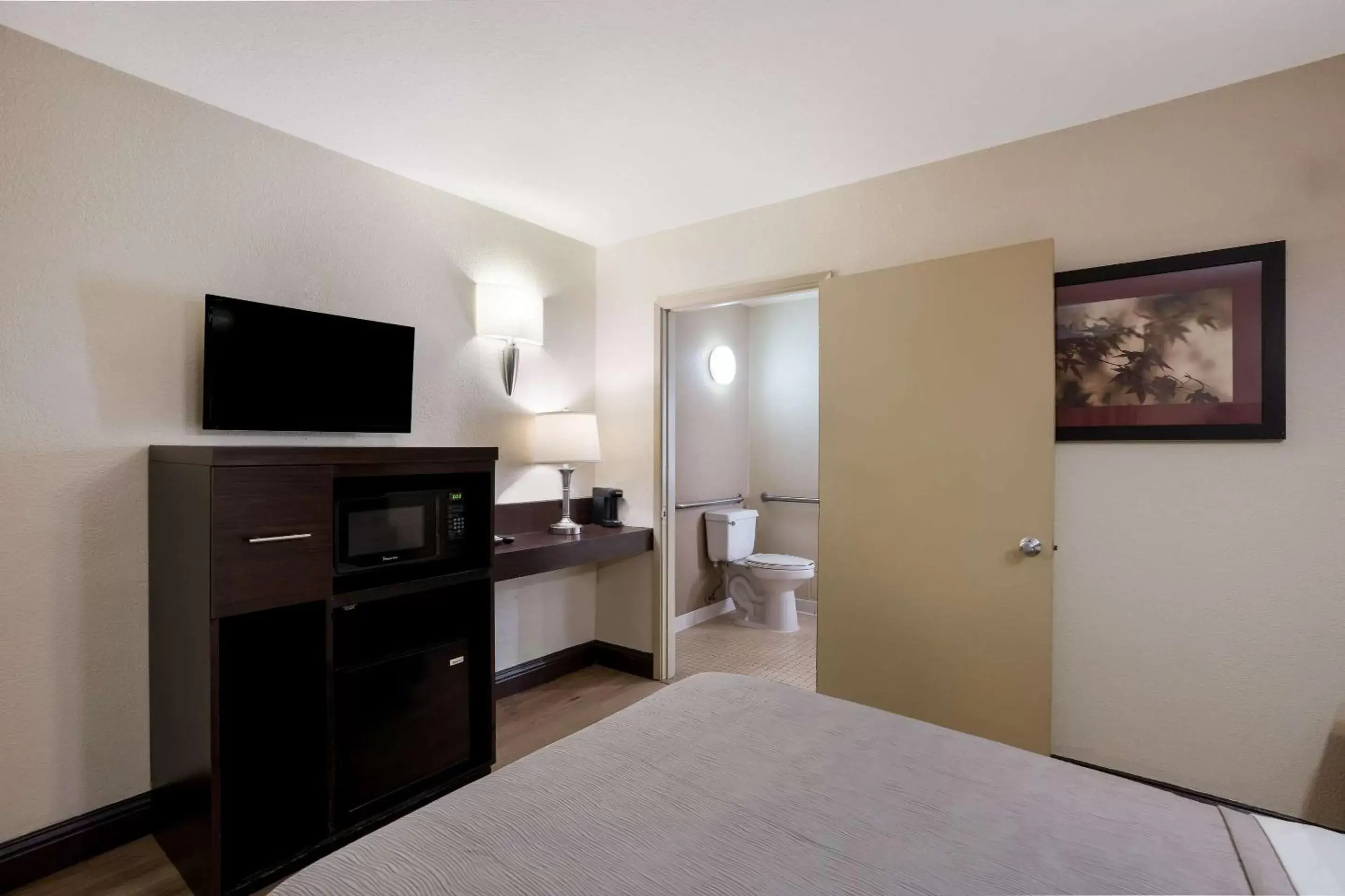 Bedroom, TV/Entertainment Center in Quality Inn Elk Grove-Sacramento