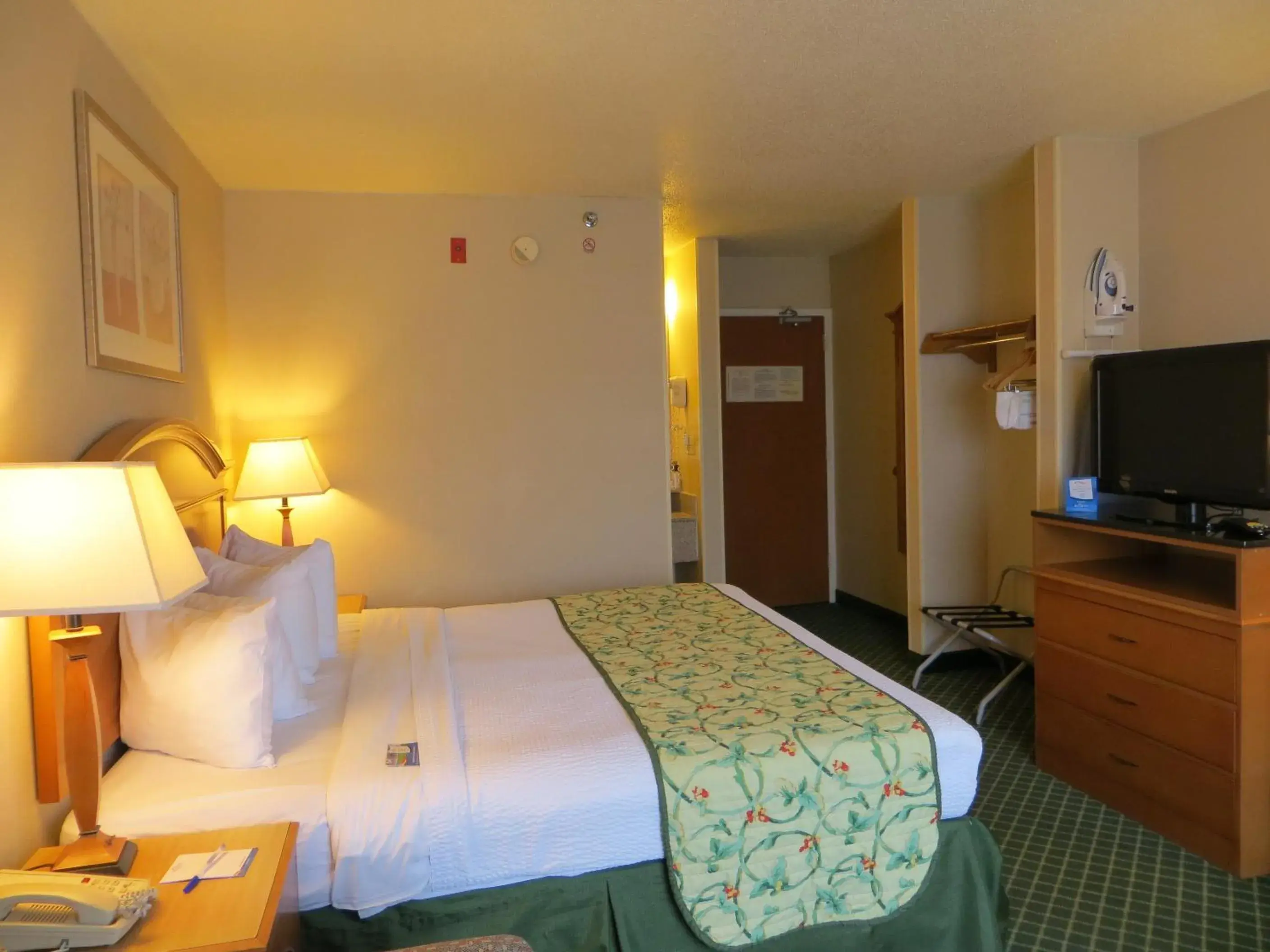 Photo of the whole room, Bed in Baymont by Wyndham Kalamazoo East Photo of the whole room, Bed in Baymont by Wyndham Kalamazoo East