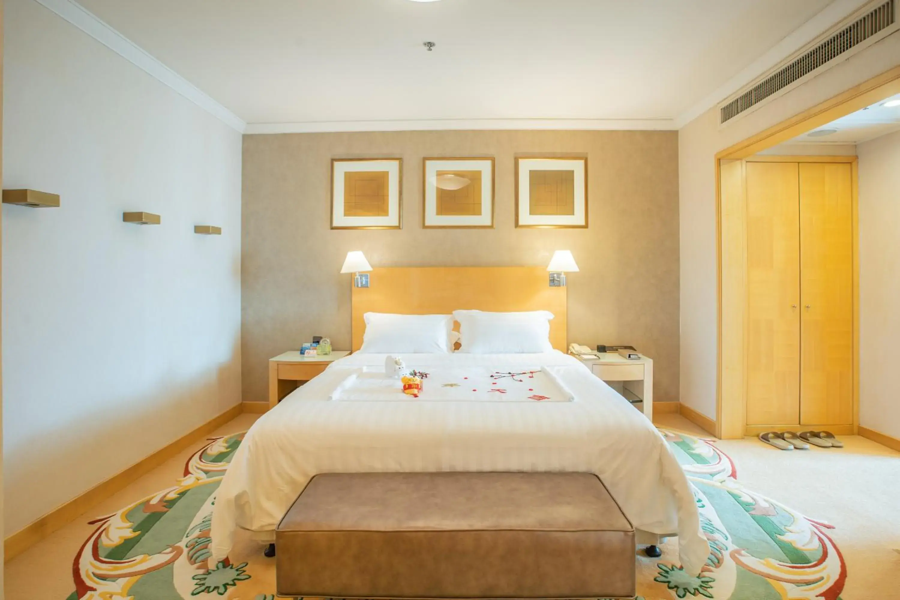 Bedroom, Bed in Shantou Junhua Haiyi Hotel