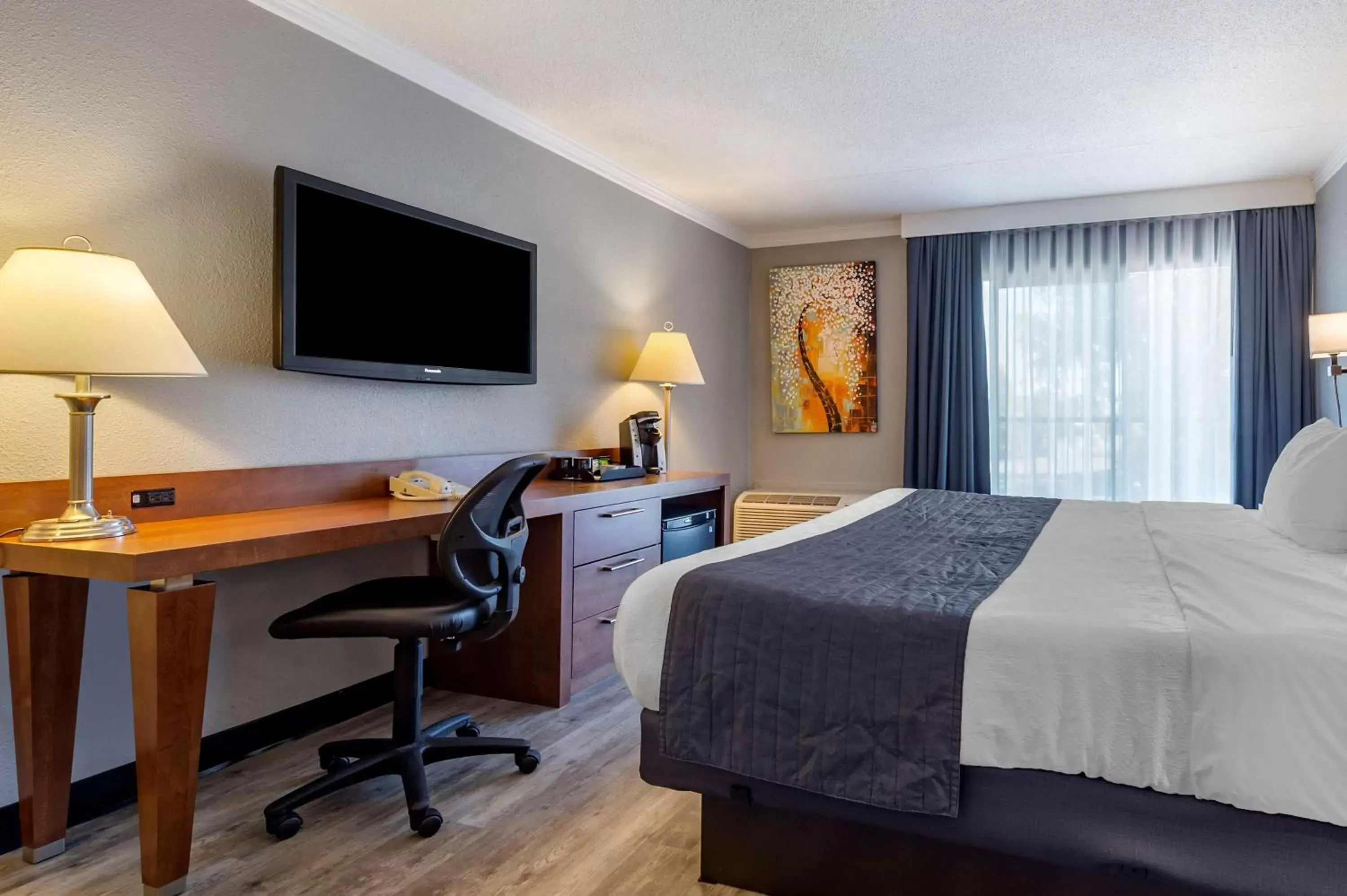 Bedroom, TV/Entertainment Center in Best Western Hotel Universel Drummondville