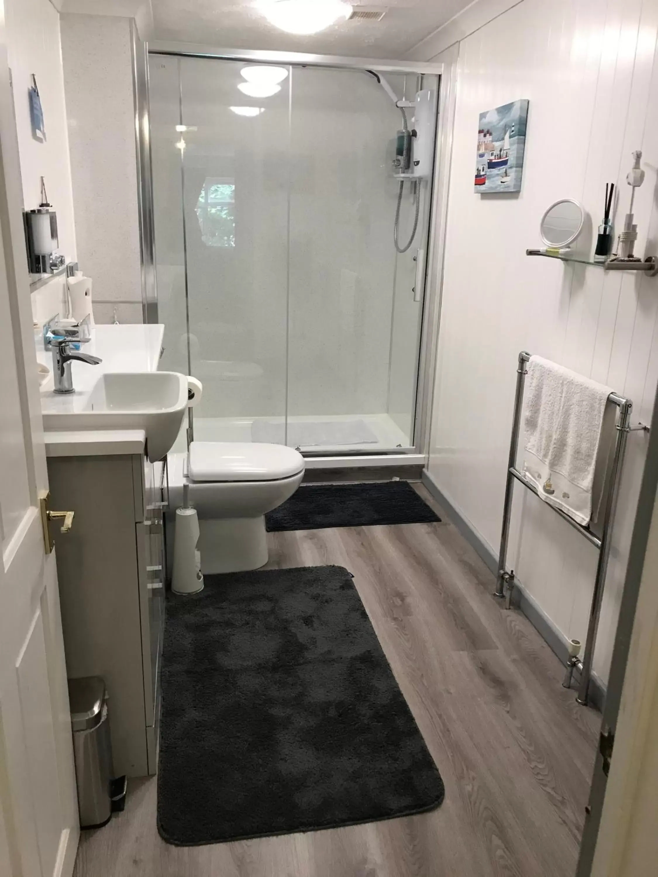 Shower, Bathroom in Luxury 3 bedded room with sea peeps and parking