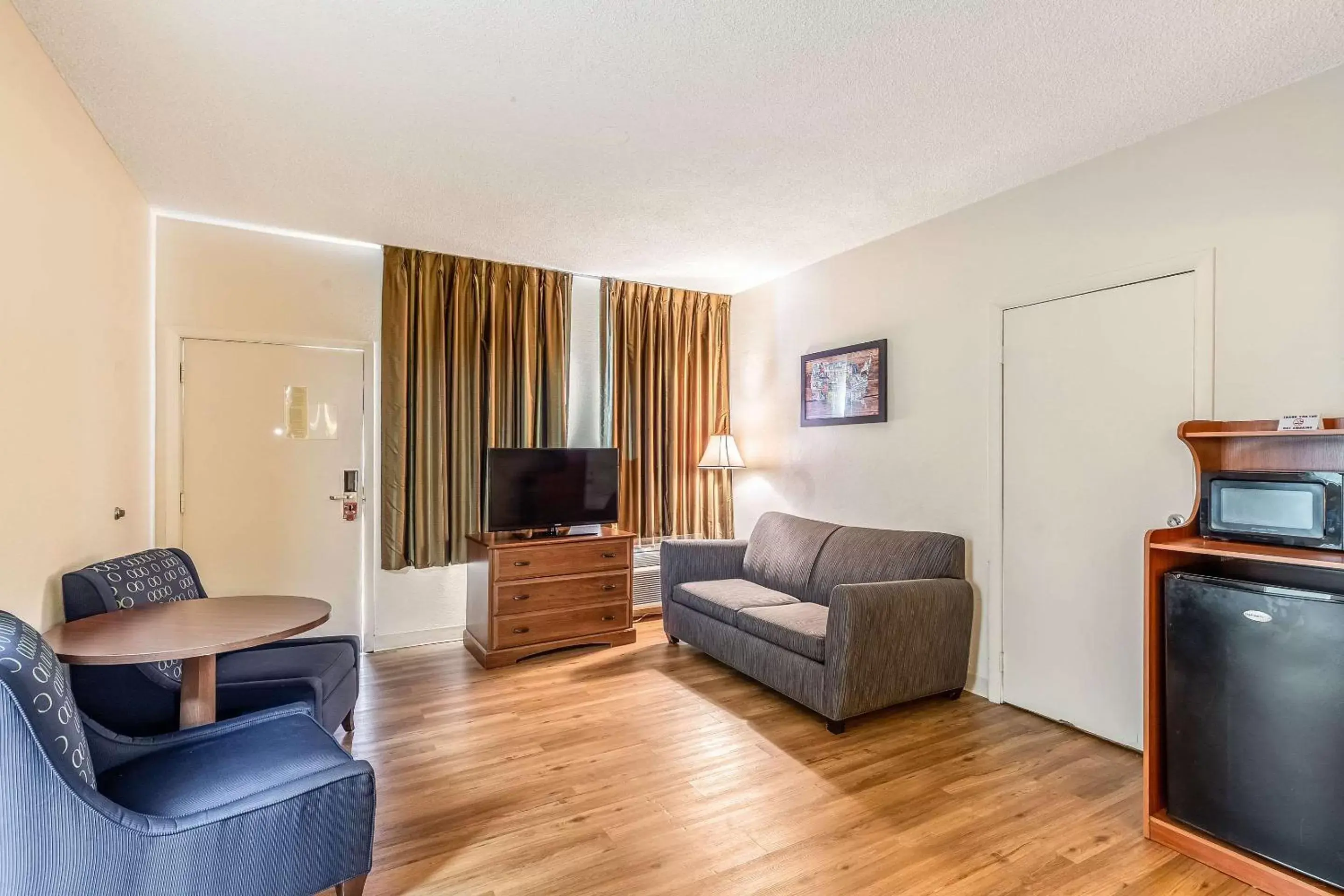 Photo of the whole room, Seating Area in Econo Lodge Lake City-North