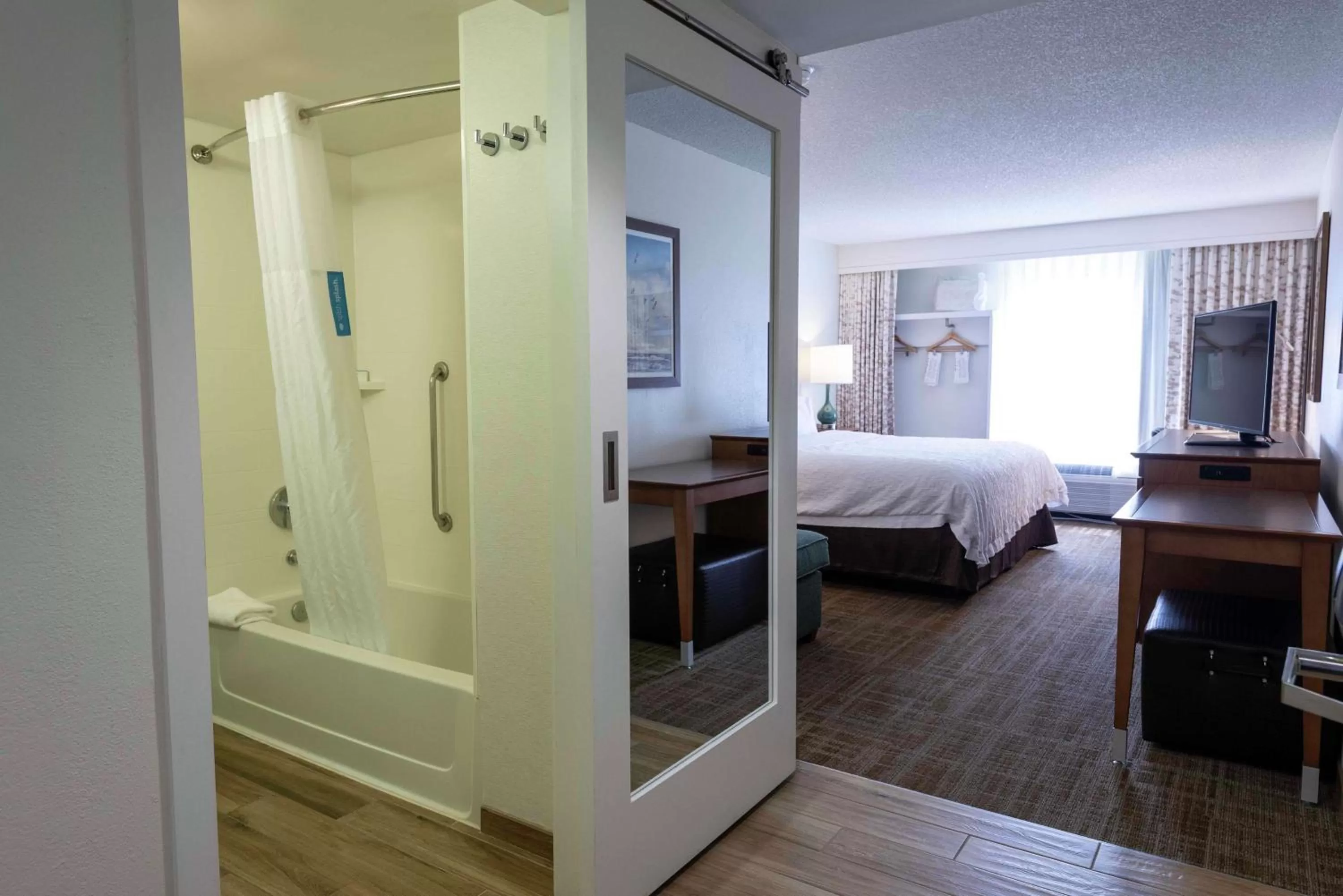 Bathroom, Bed in Hampton Inn Boca Raton